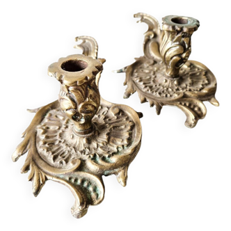 Deux bougeoirs à mains ancien en bronze doré ciselé