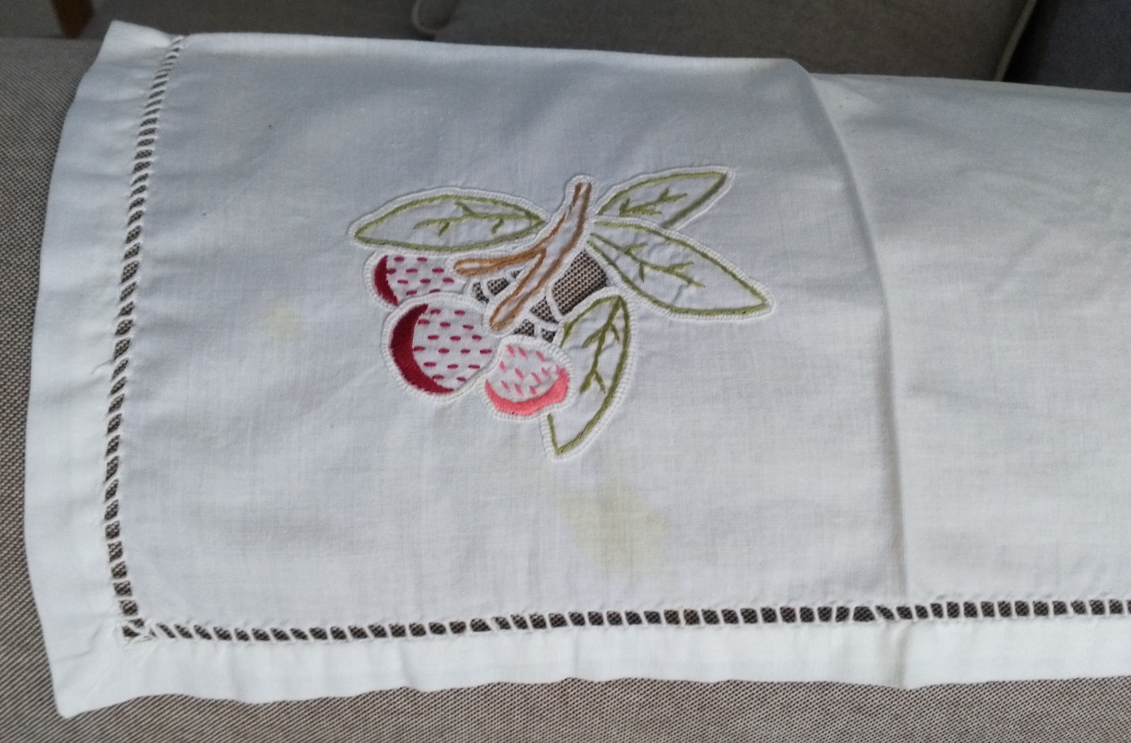 Embroidered tablecloth and open fruit decoration - 12 assorted towels