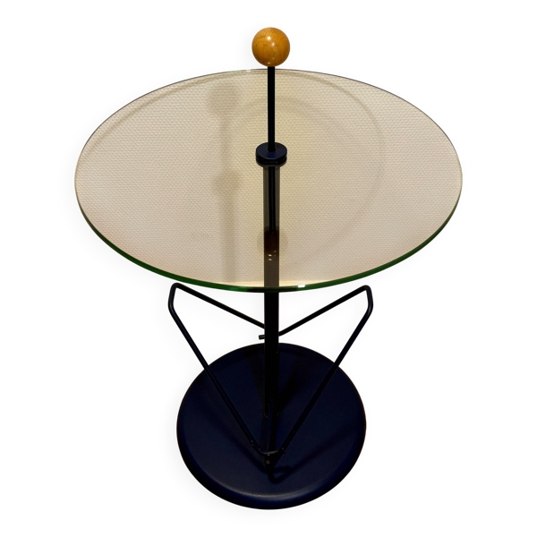 Table d'appoint pour magazines en acier tubulaire laqué bleu et verre avec poignée en boule en bois.