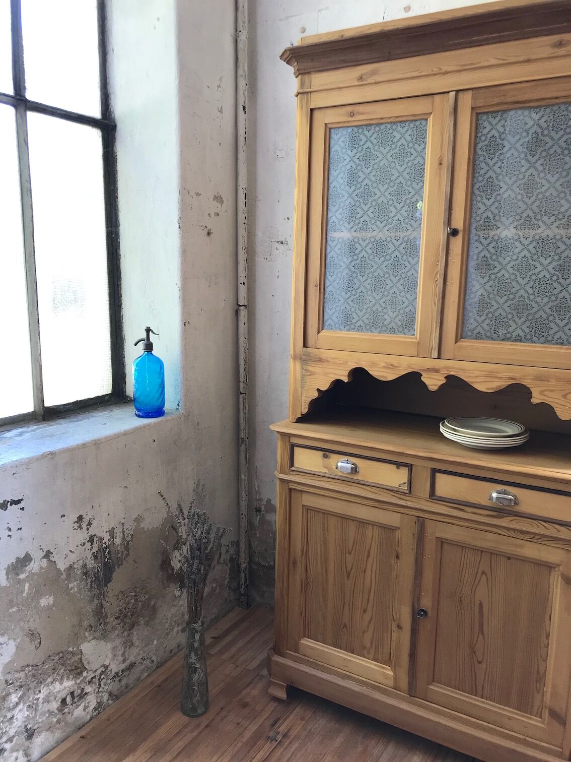 Buffet two bodies in raw pine