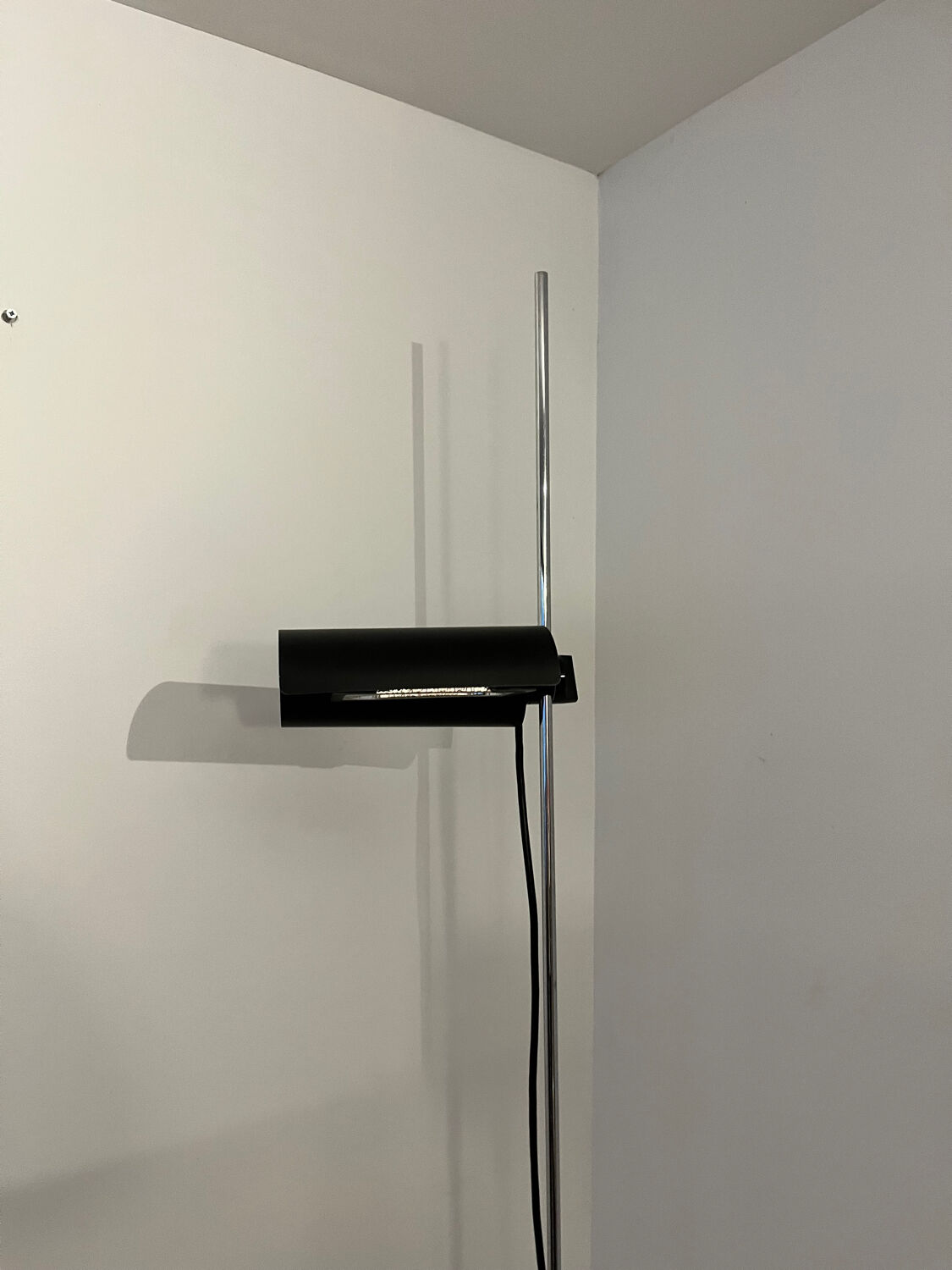 Lampadaire Oluce – DIM – Vico Magistretti – Acier chromé & aluminium –