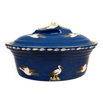 Grande terrine alsacienne de Soufflenheim bleue à décor de cigognes – 41 cm