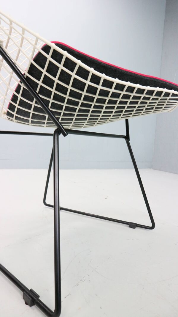 Chaise Diamond de Harry Bertoia en métal blanc et noir et assise neuve années 1960