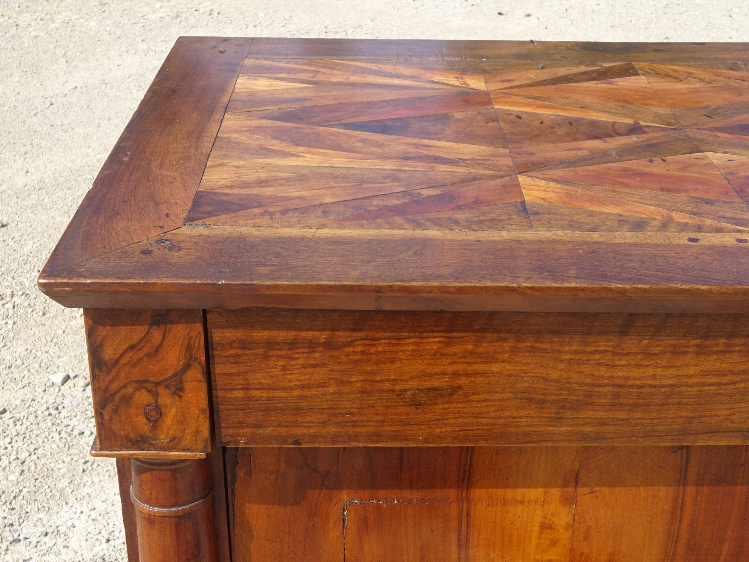 Buffet Empire, remarquable plateau en marqueterie