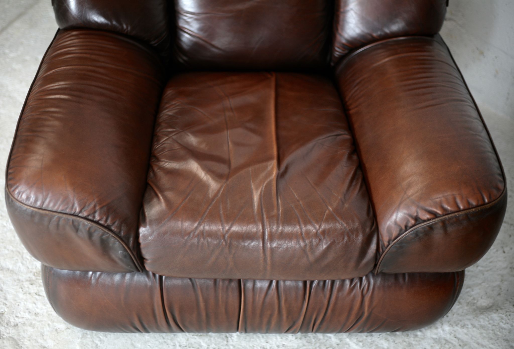 Ensemble fauteuil et table basse cuir, Italie, circa 1970. space age