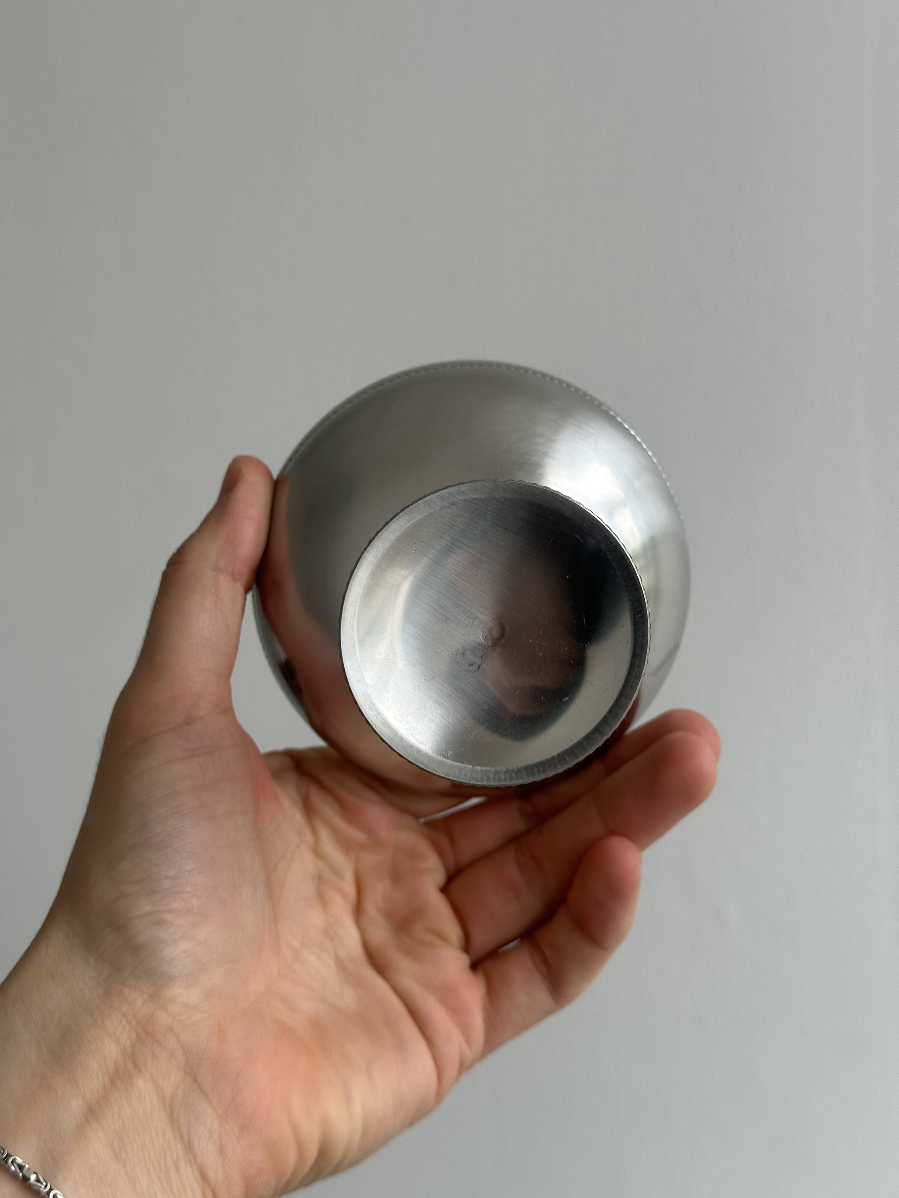 6 shiny metal cups with pearl rim