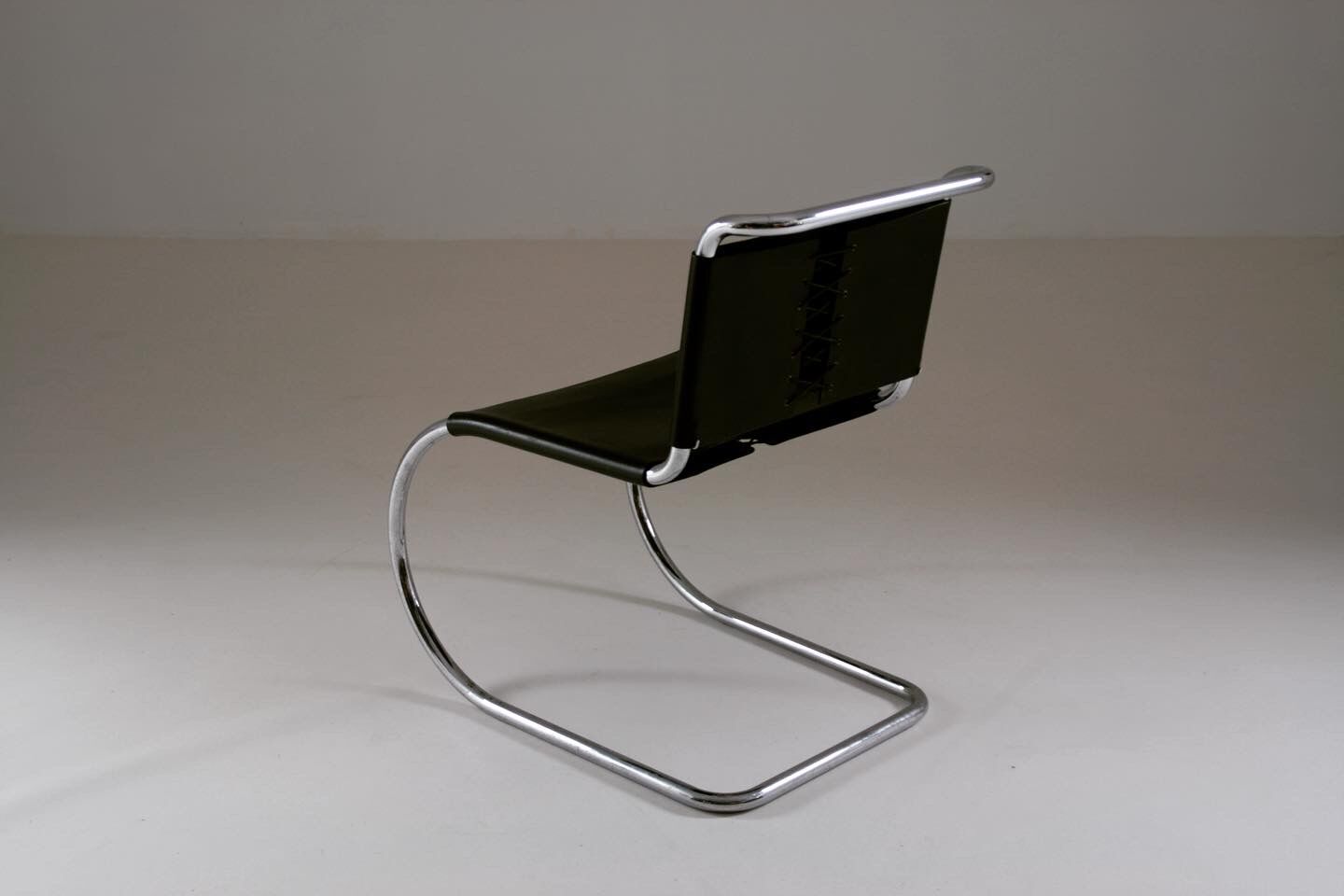 MR chair in leather by Ludwig mies Van der Rohe