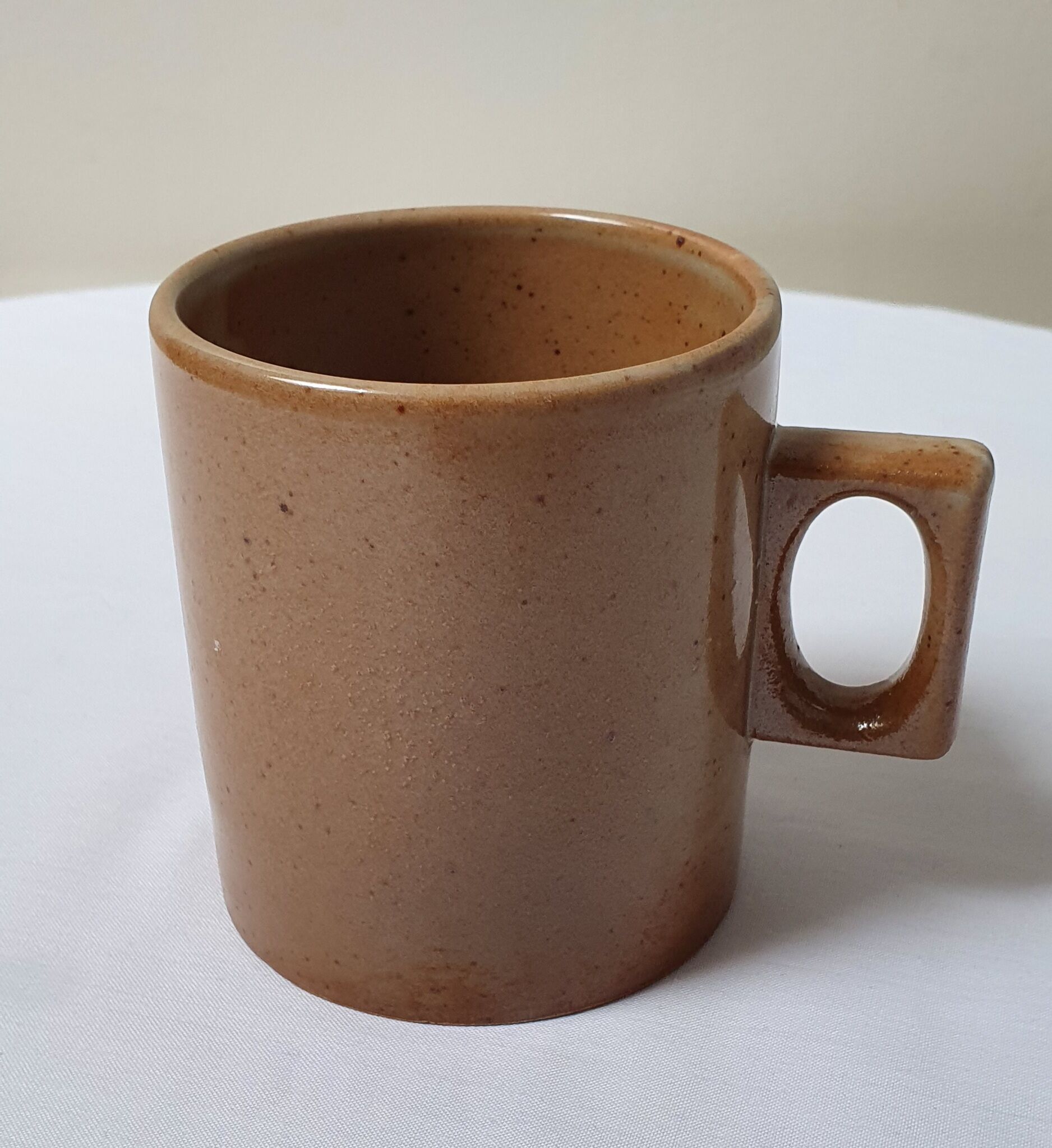 Mugs en grès et un pichet