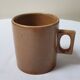 Mugs en grès et un pichet