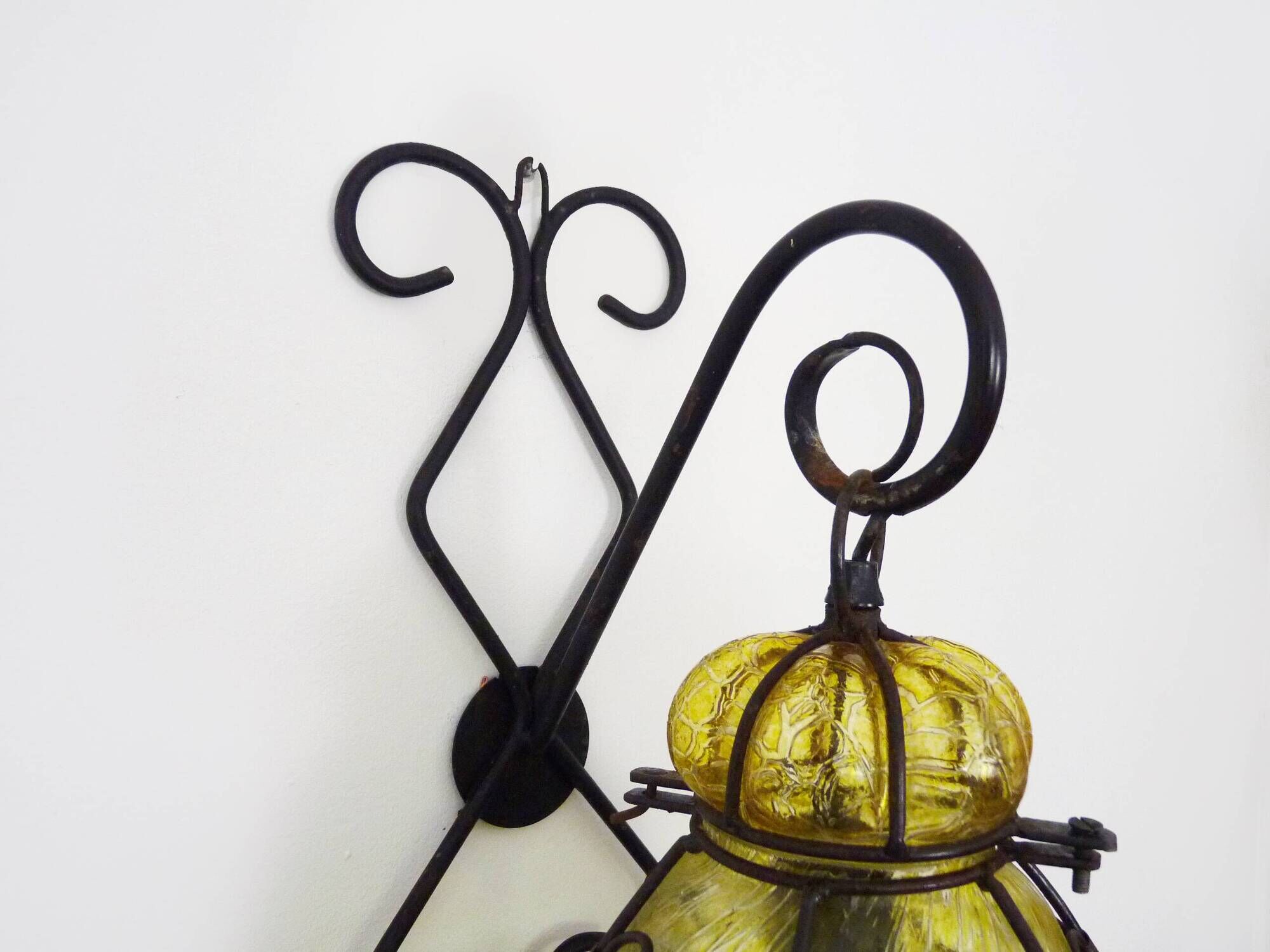 Vintage Italian wall light in transparent yellow blown glass and wrought iron. 70s 80s