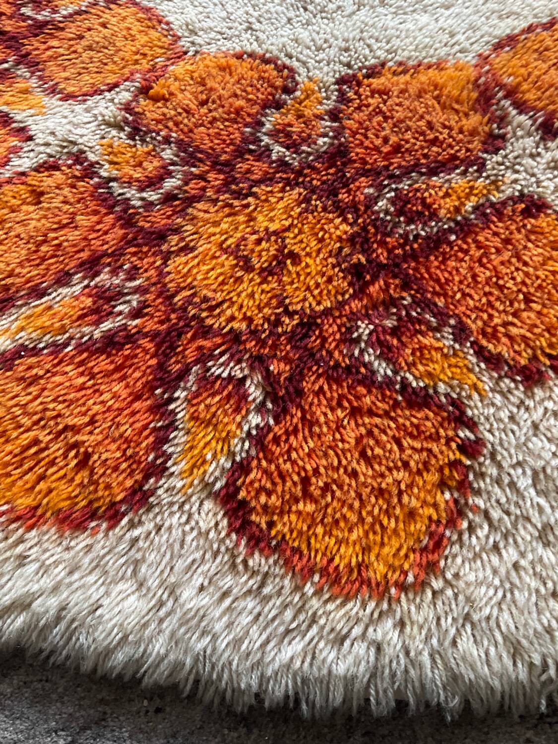 Desso pure wool round rug from the 70s