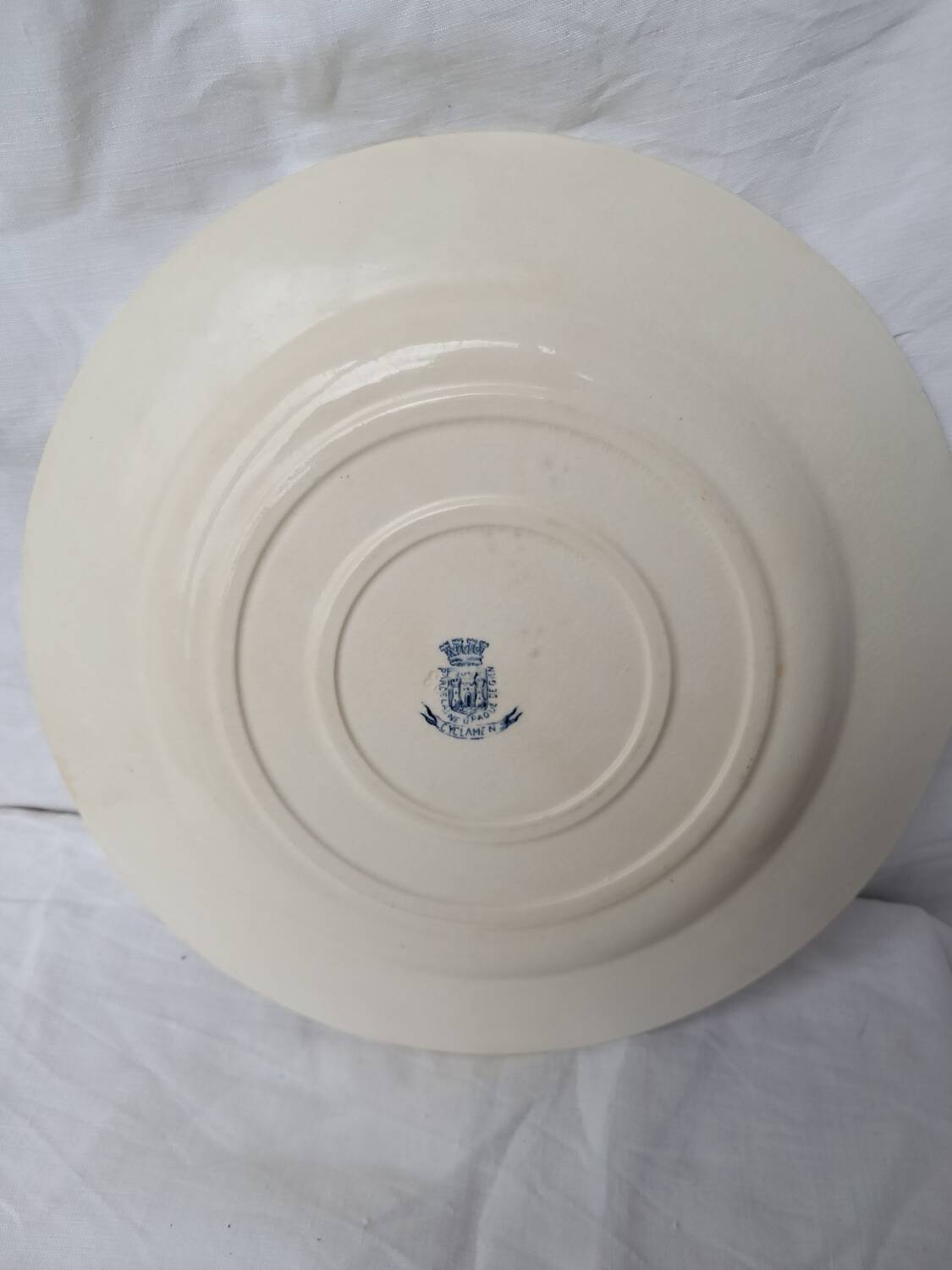 Round dish with cyclamen pattern, Gien porcelain