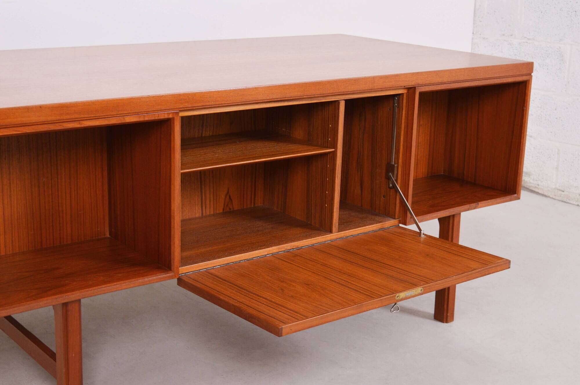 Large Scandinavian desk mod.76 in teak by Gunni Omann - 1960s