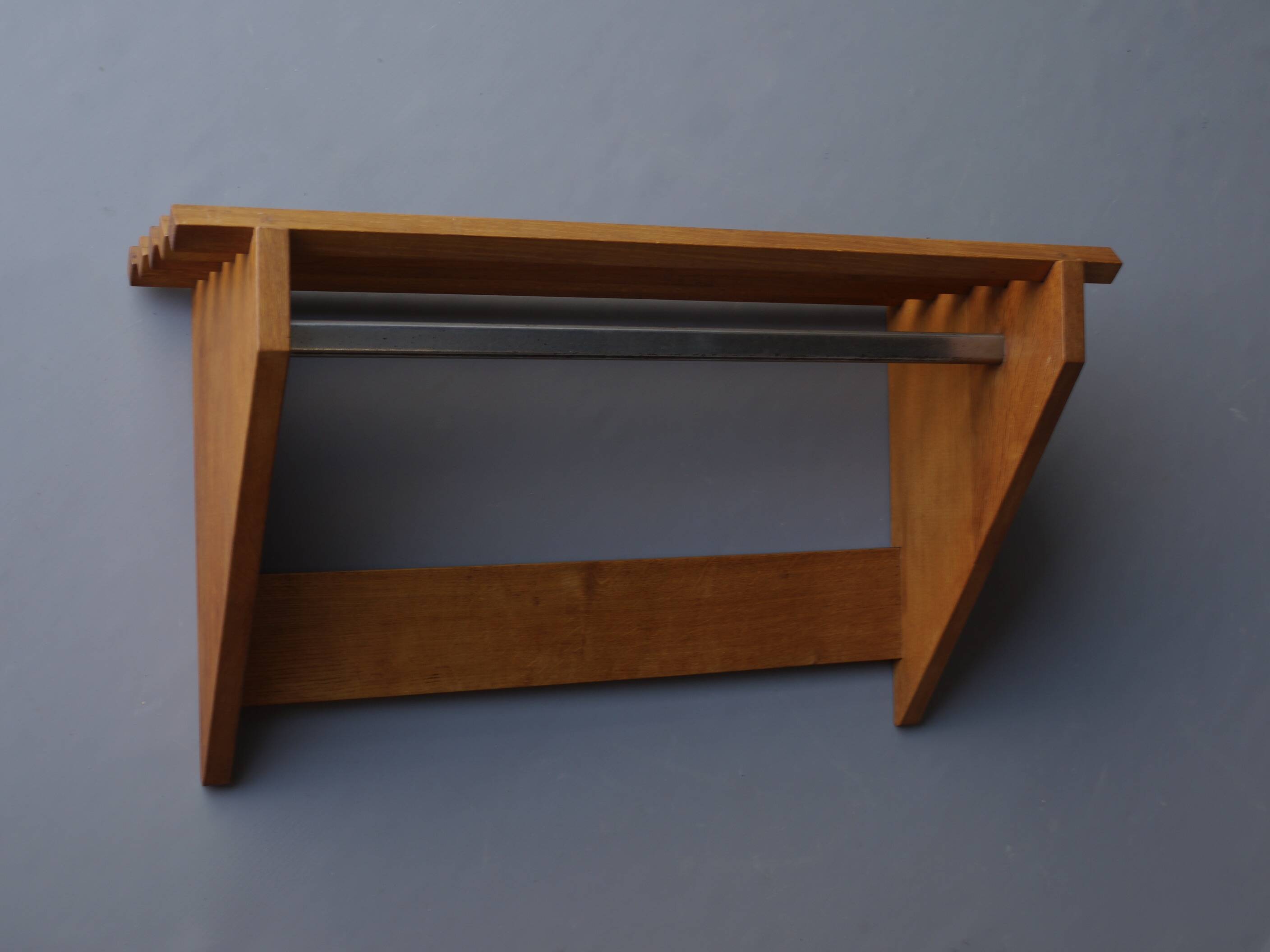Porte-manteau moderniste hollandais en chêne. années 1930