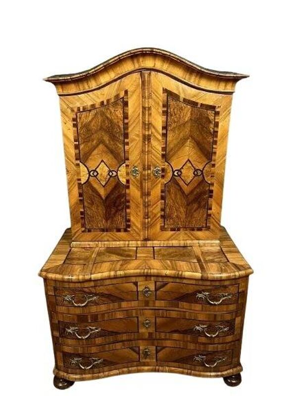 Cabinet galbé a caches secrétes époque Louis XIV en marqueterie époque XVII
