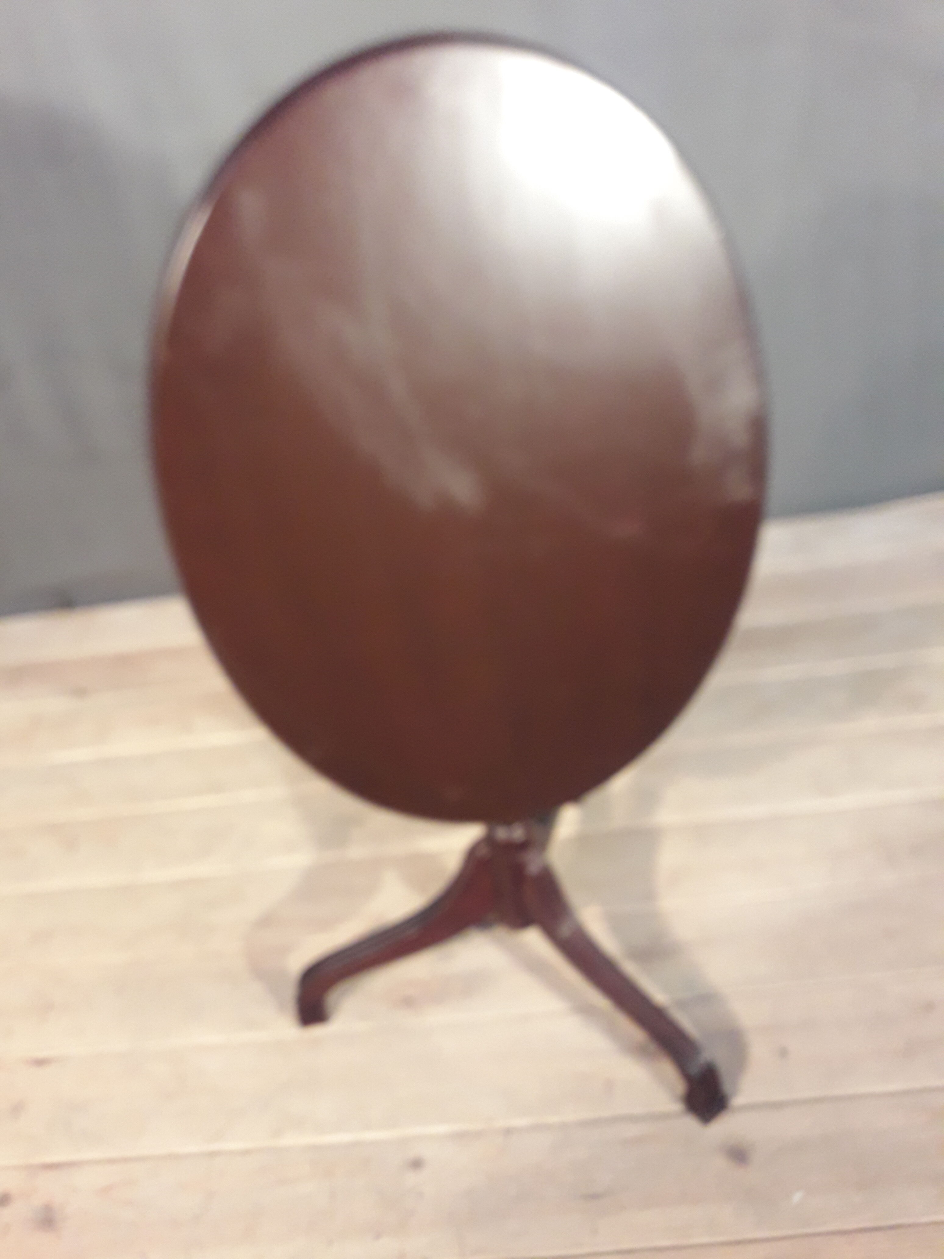 Gueridon has tipping tray