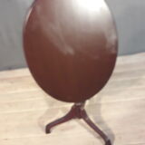 Gueridon has tipping tray