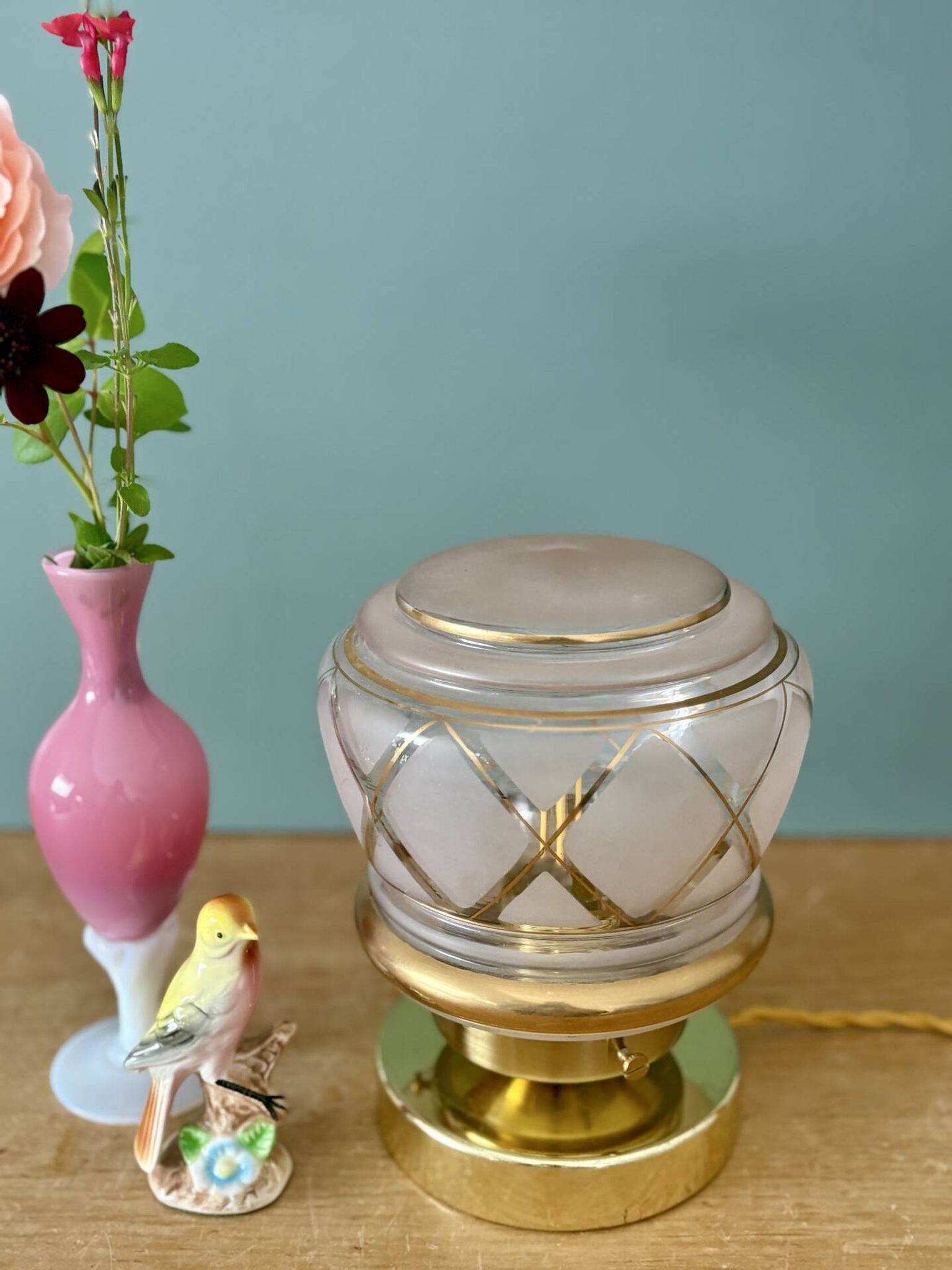 Lampe à poser globe vintage art déco en verre rose et doré