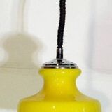 suspension 1970 reglable opaline jaune vif  tres bon etat acroche  h 65  ,,,,  h28x25
