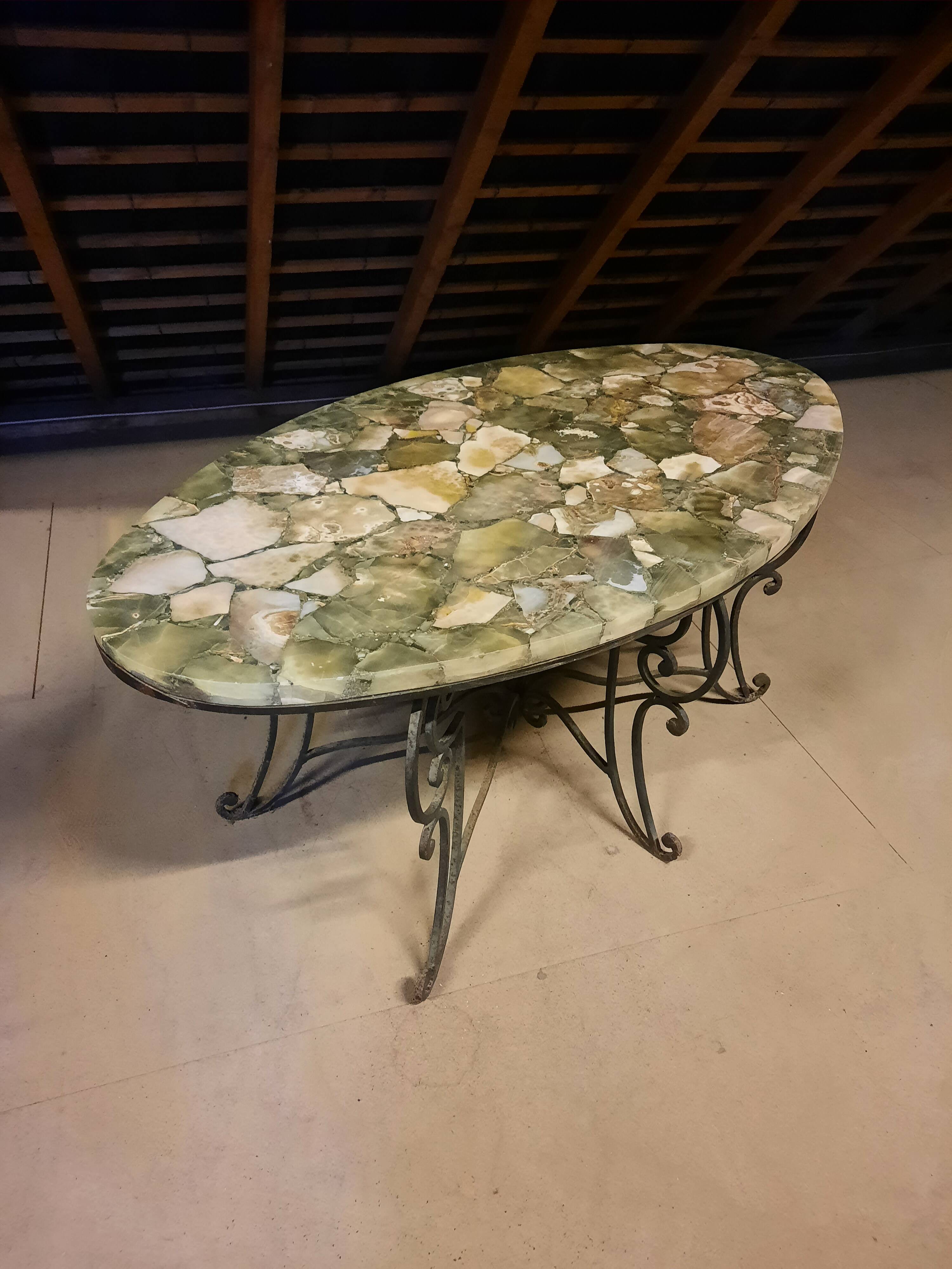 Table basse vintage en aragonite de Madagascar et fer forgé