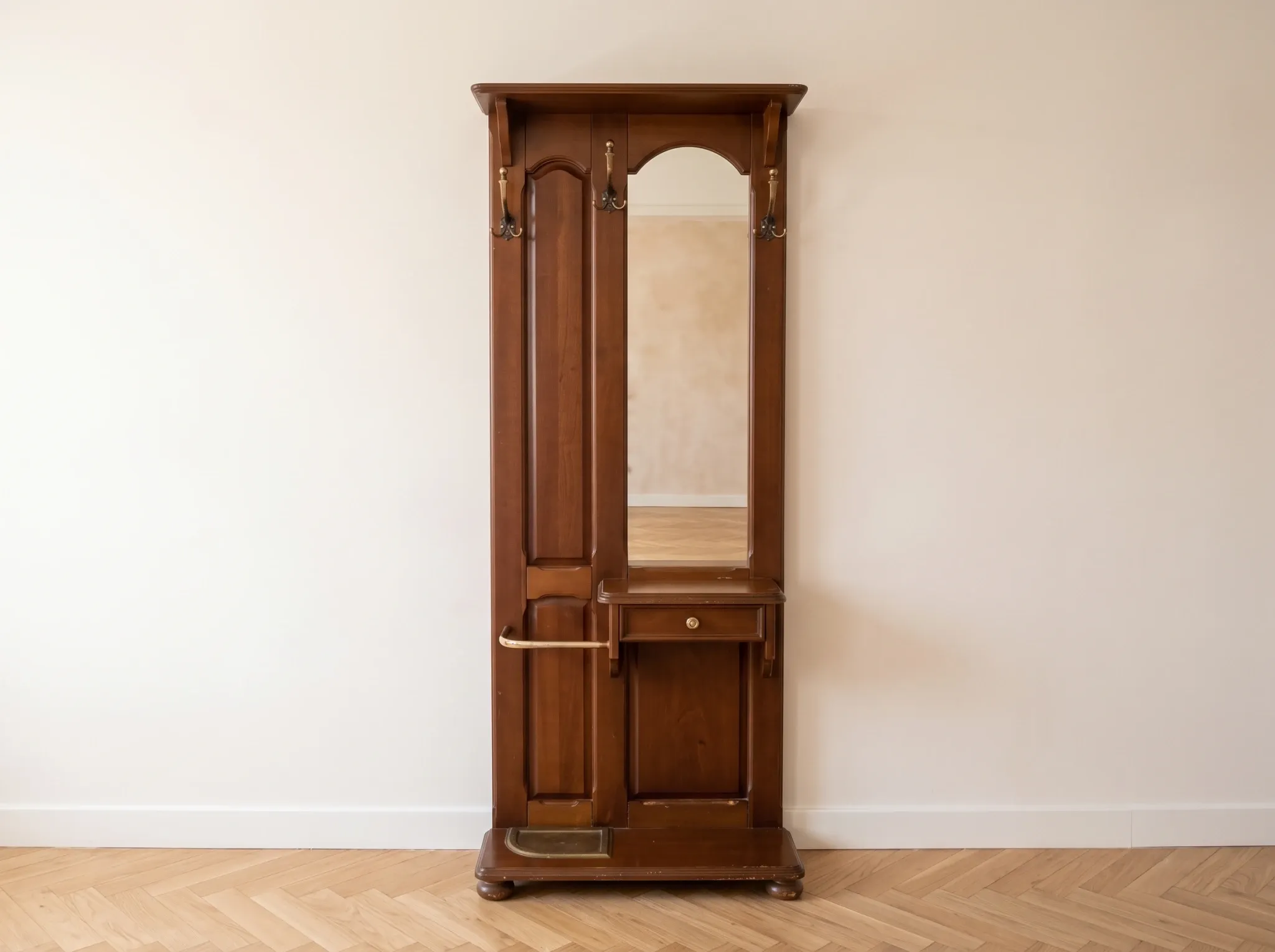 Porte-manteau ancien en bois avec miroir
