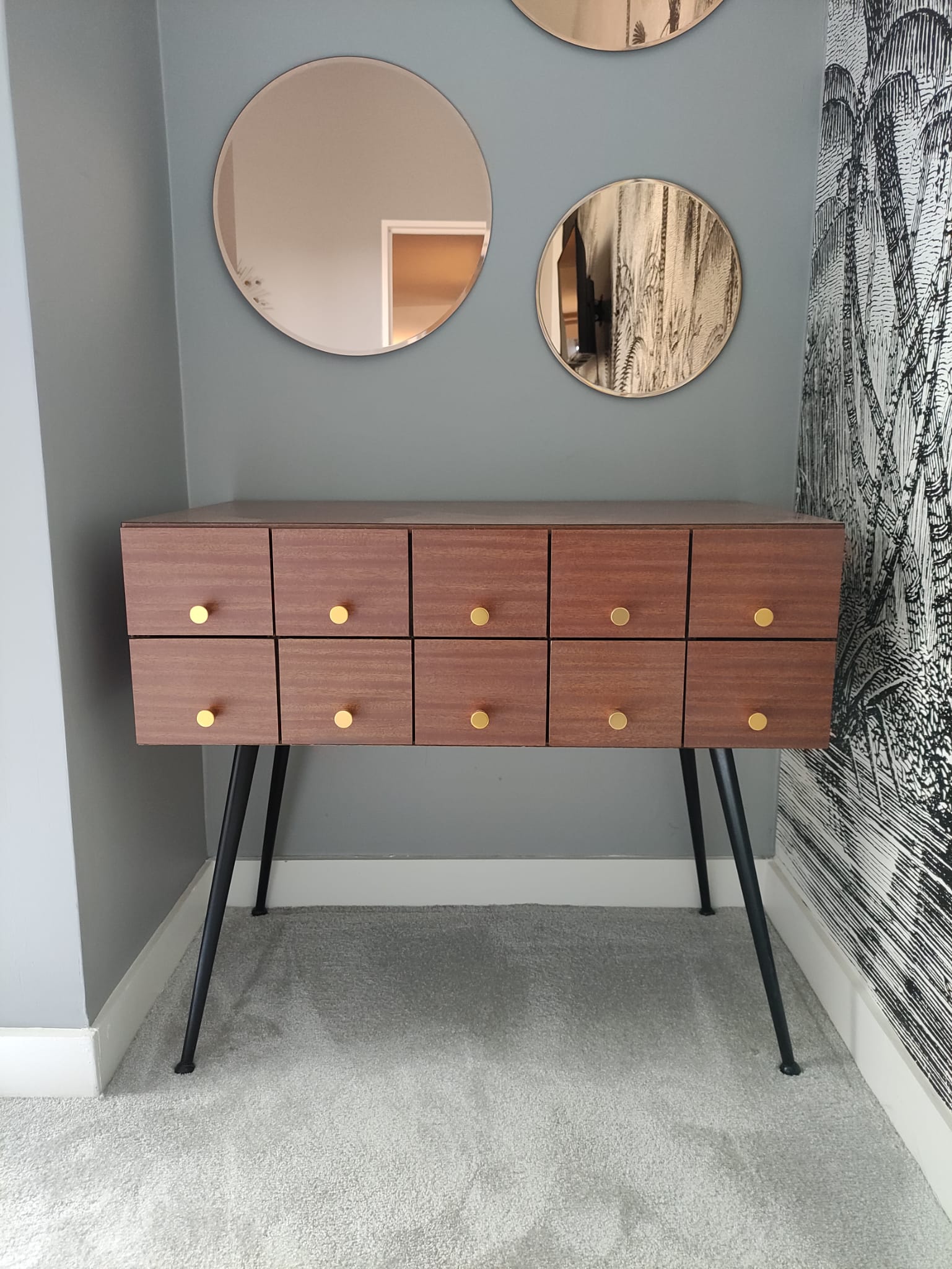 Console cabinet with drawers