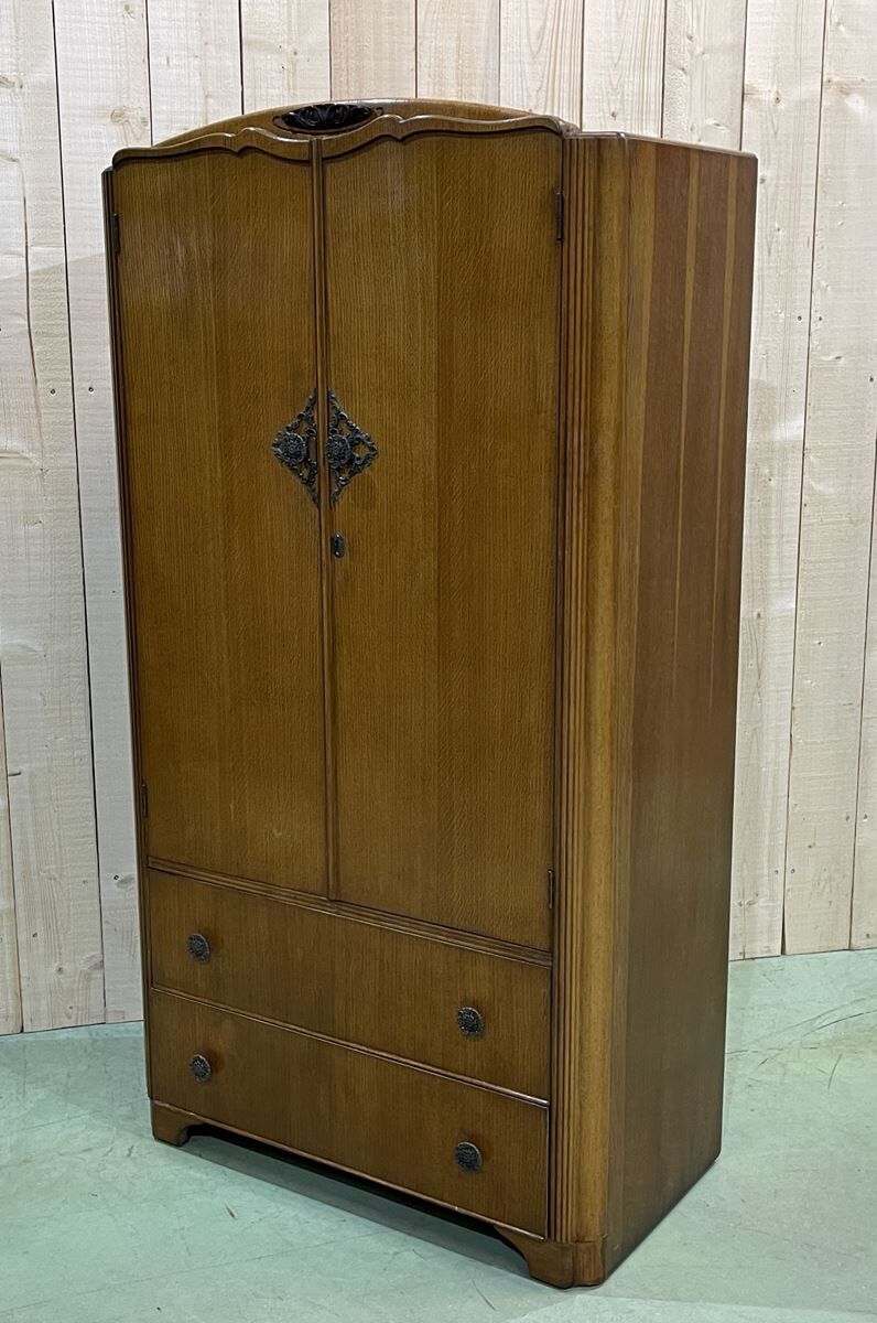 English penderie of the 1950s in oak