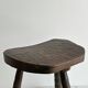 Tabouret tripode ancien en bois foncé sculpté