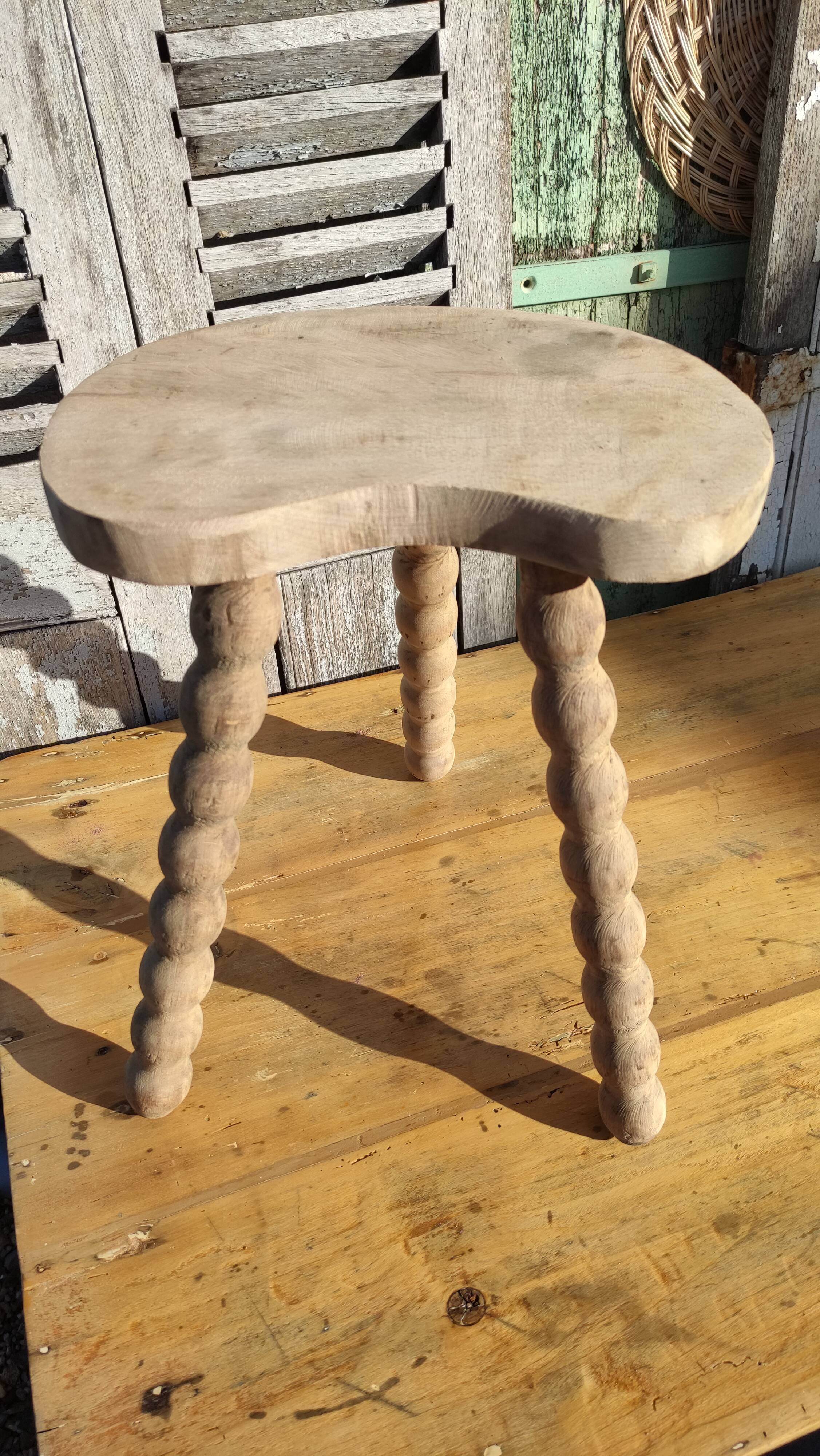 Tabouret tripode de vacher en bois brut