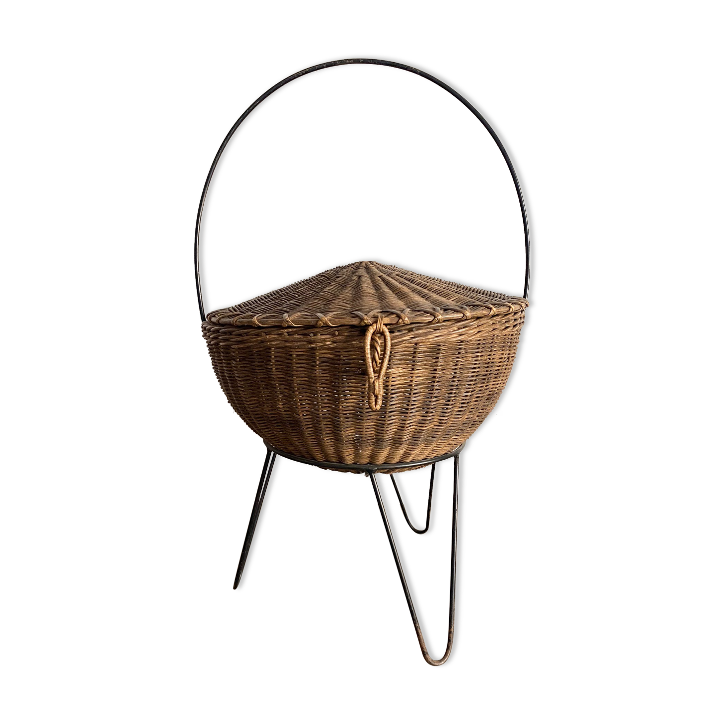 Tripod rattan basket