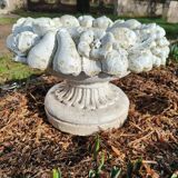 Paire de jardinières rondes sur pied - coupes de fruits en pierre