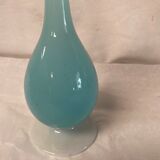 Vase en verre opaline bleu