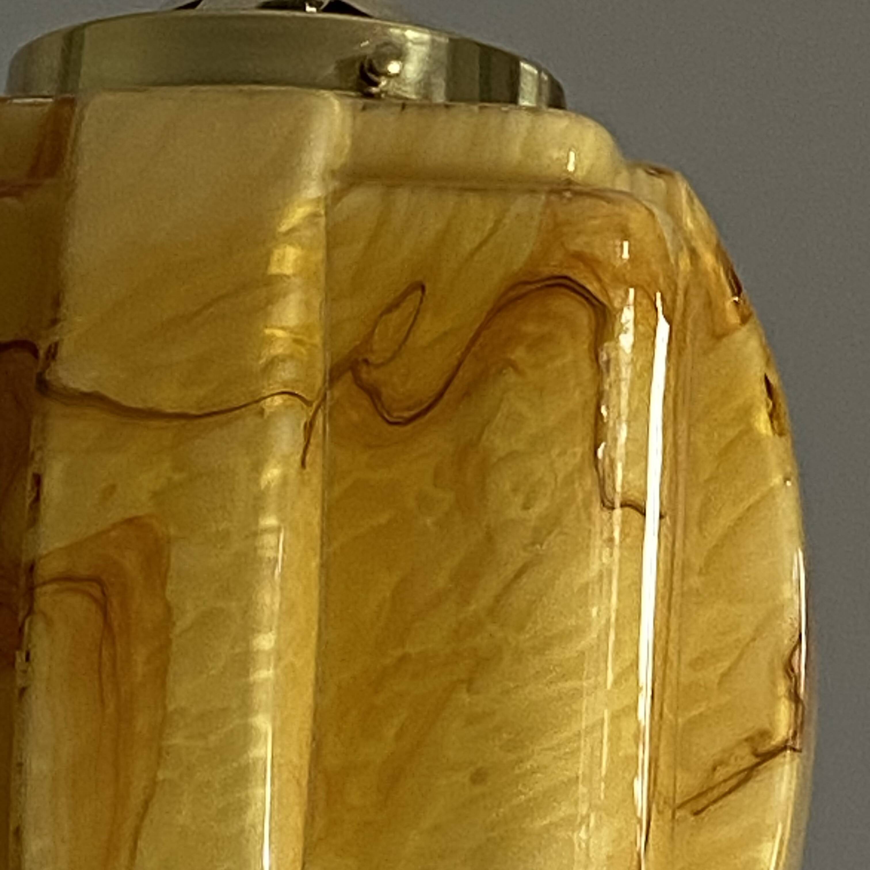 Suspension lustre Art Deco skyscraper in marbled yellow and gold opaline.