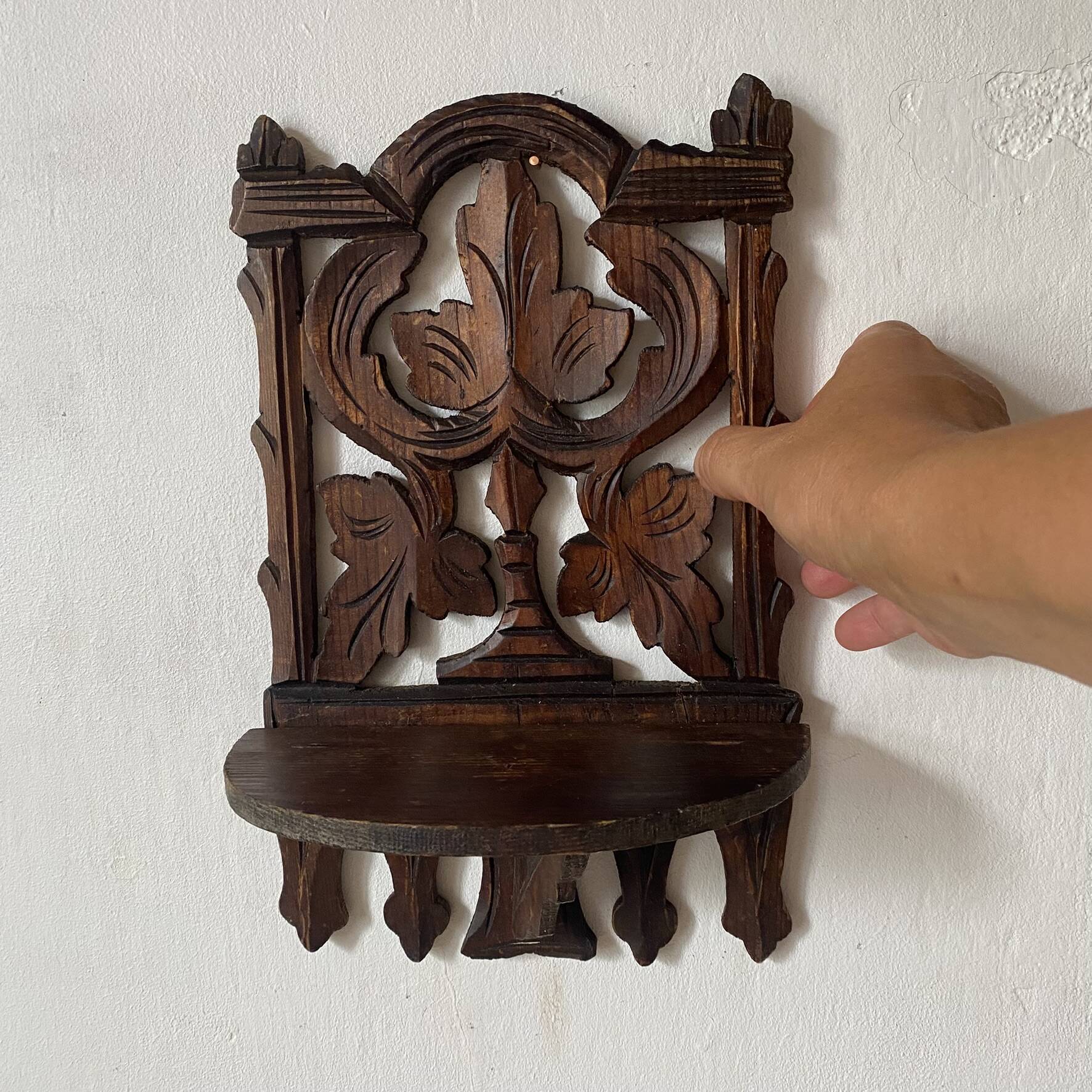 Etagère murale ancienne en bois ajouré , XIXe
