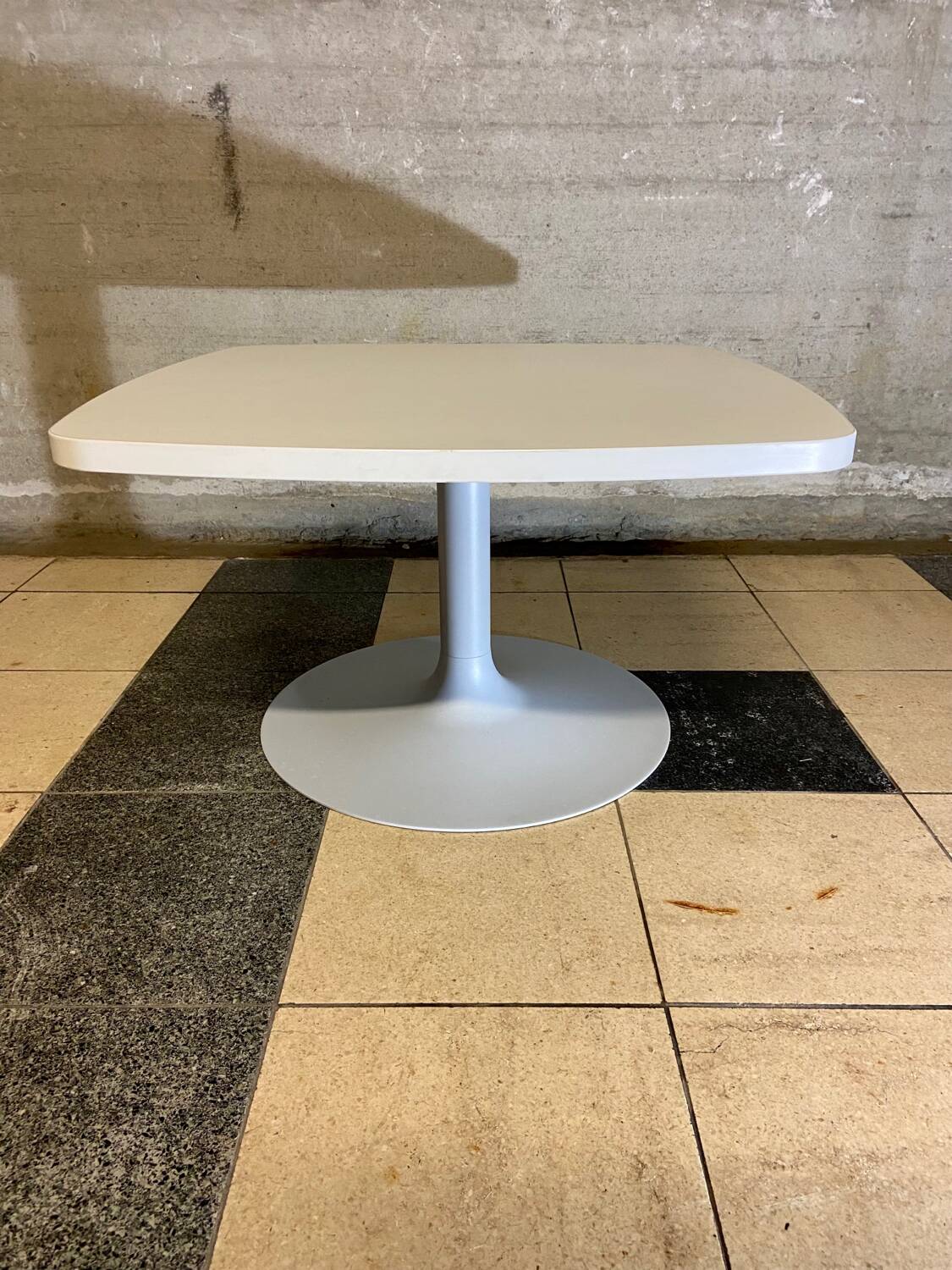 Tulip foot coffee table