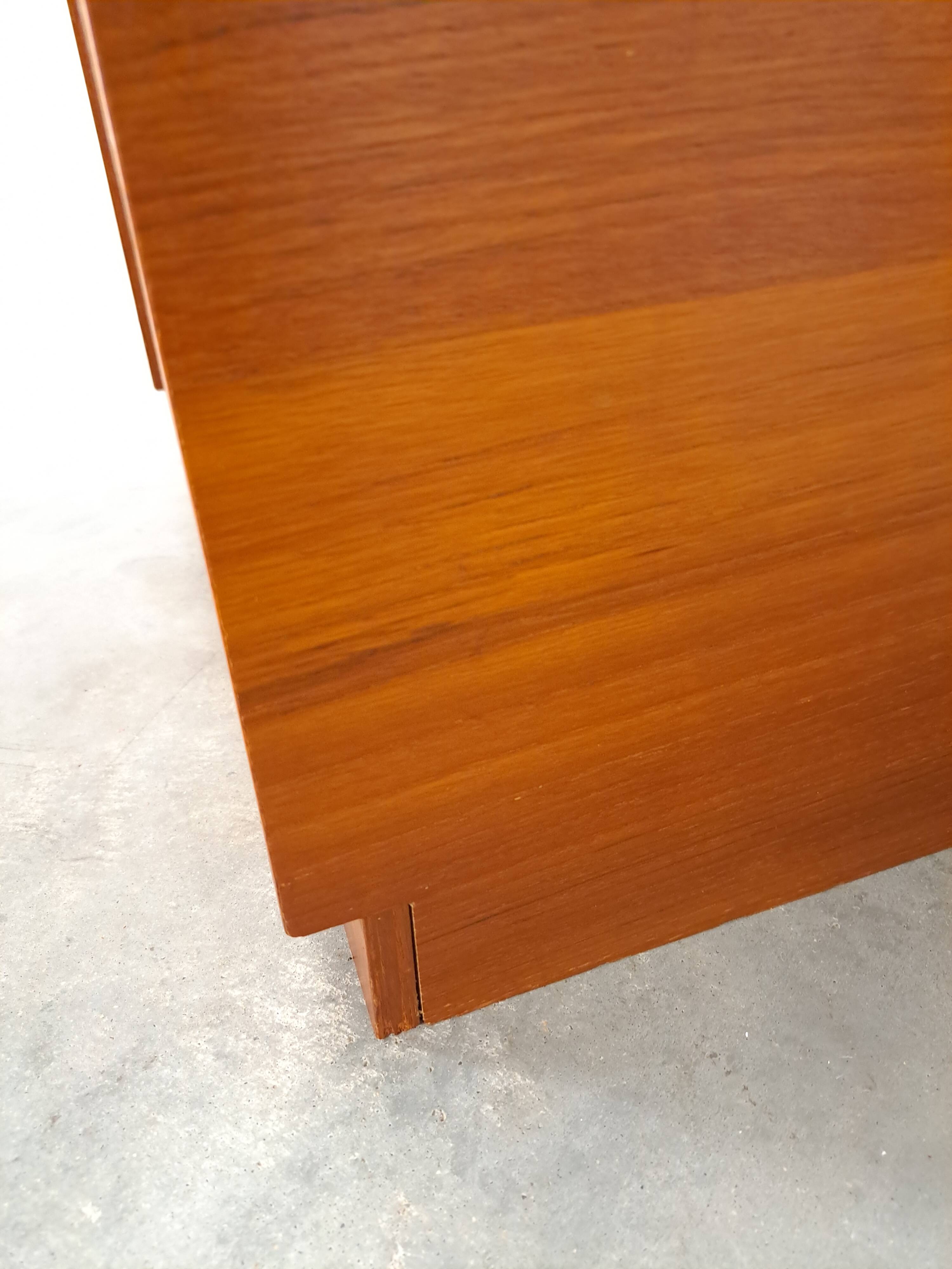 Schoenenkast met zwarte ronde grepen, nr. 2