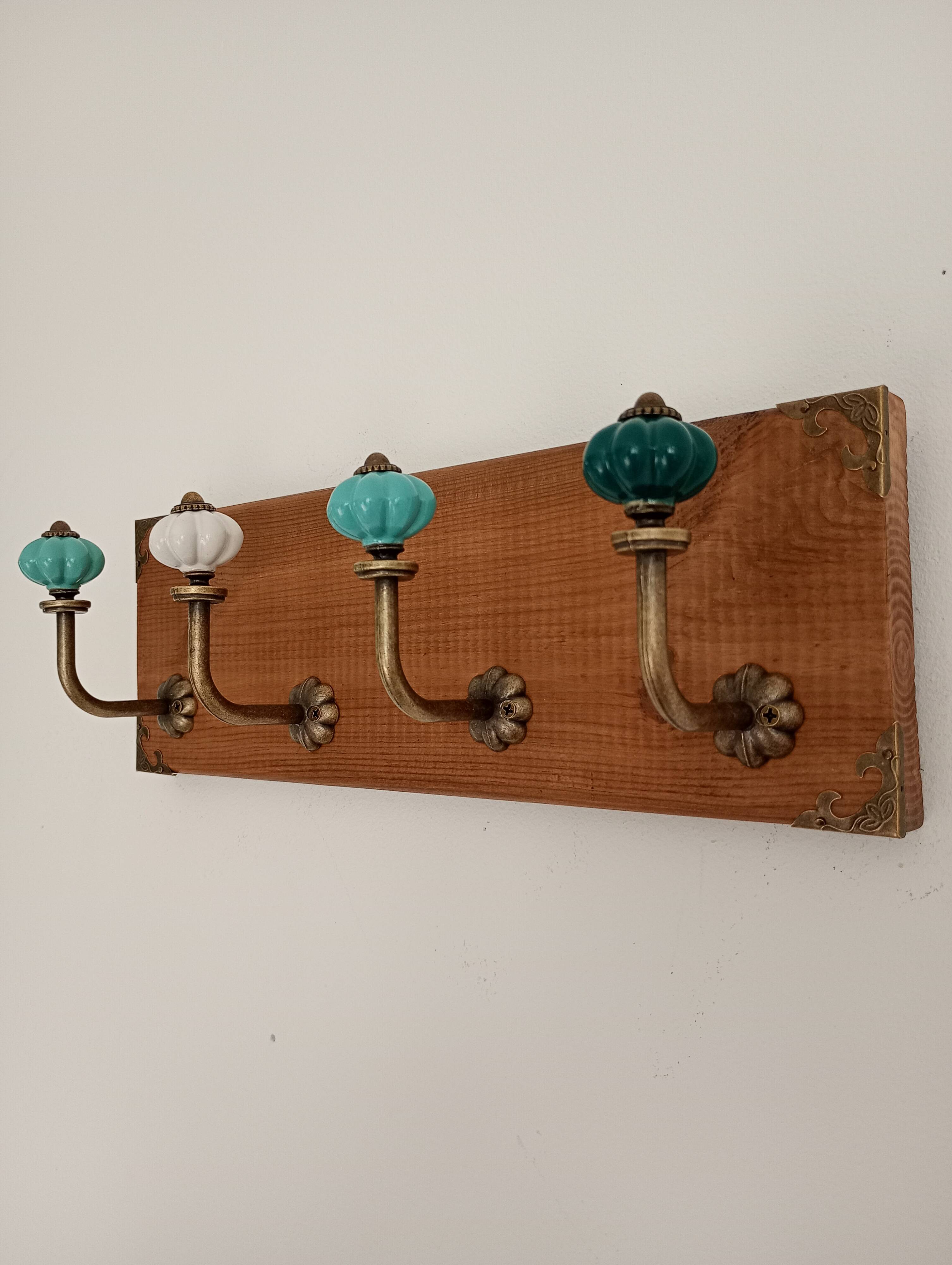 Porte-manteau mural STYLE vintage – patères métal et boutons turquoises