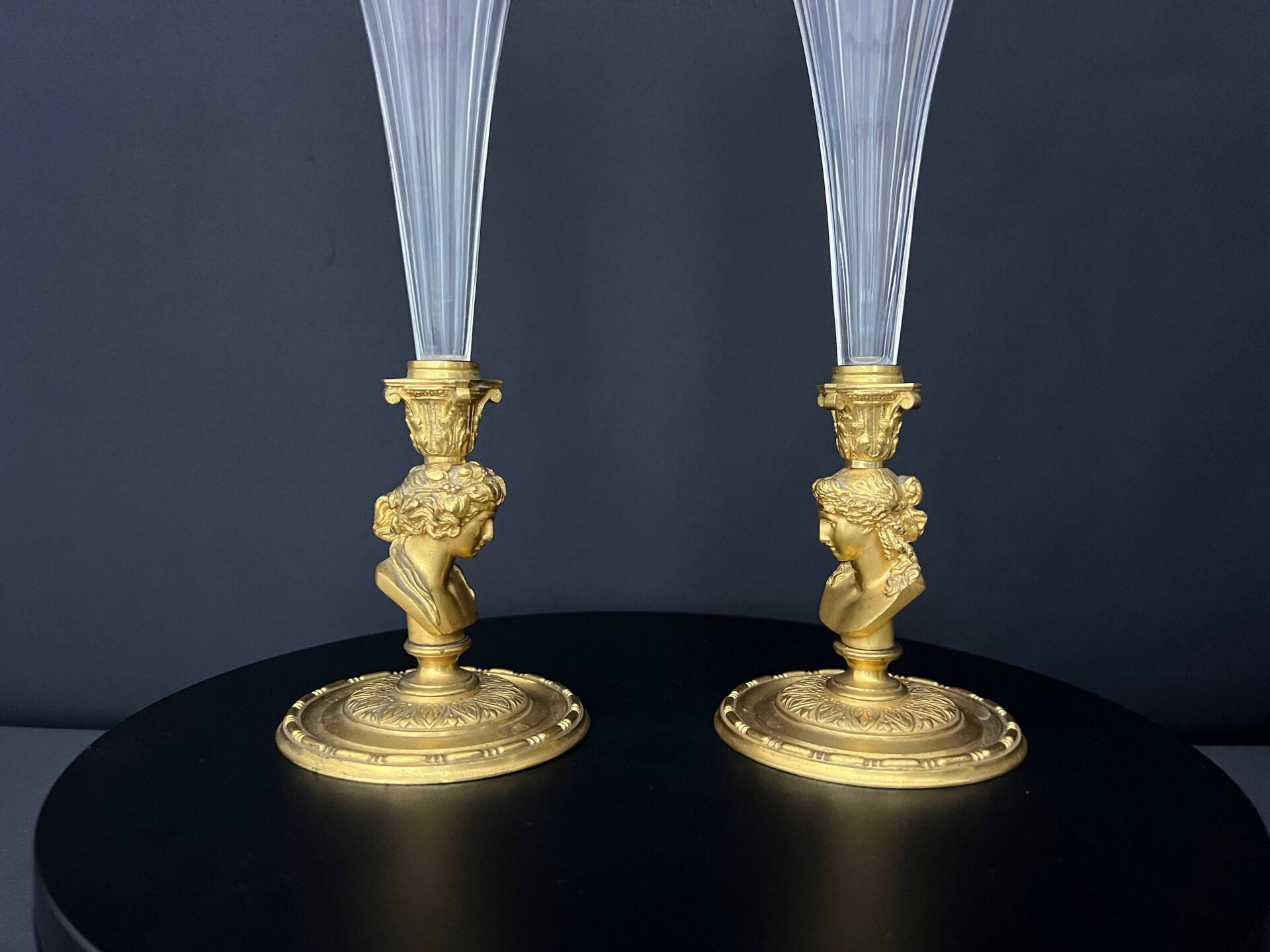 Paire de vases cornets en cristal taillé et bronze doré, de style Empi