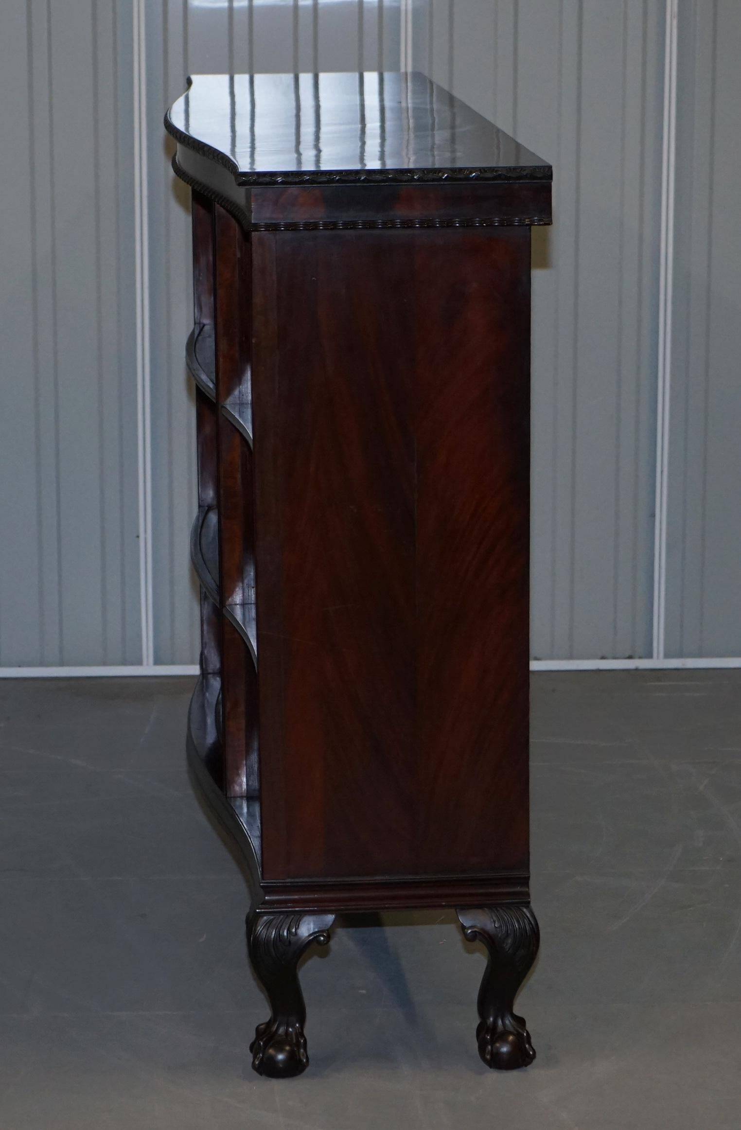 Bibliothèque Gardner & Son vers 1840 à façade serpentine avec pieds en forme de serres et boules