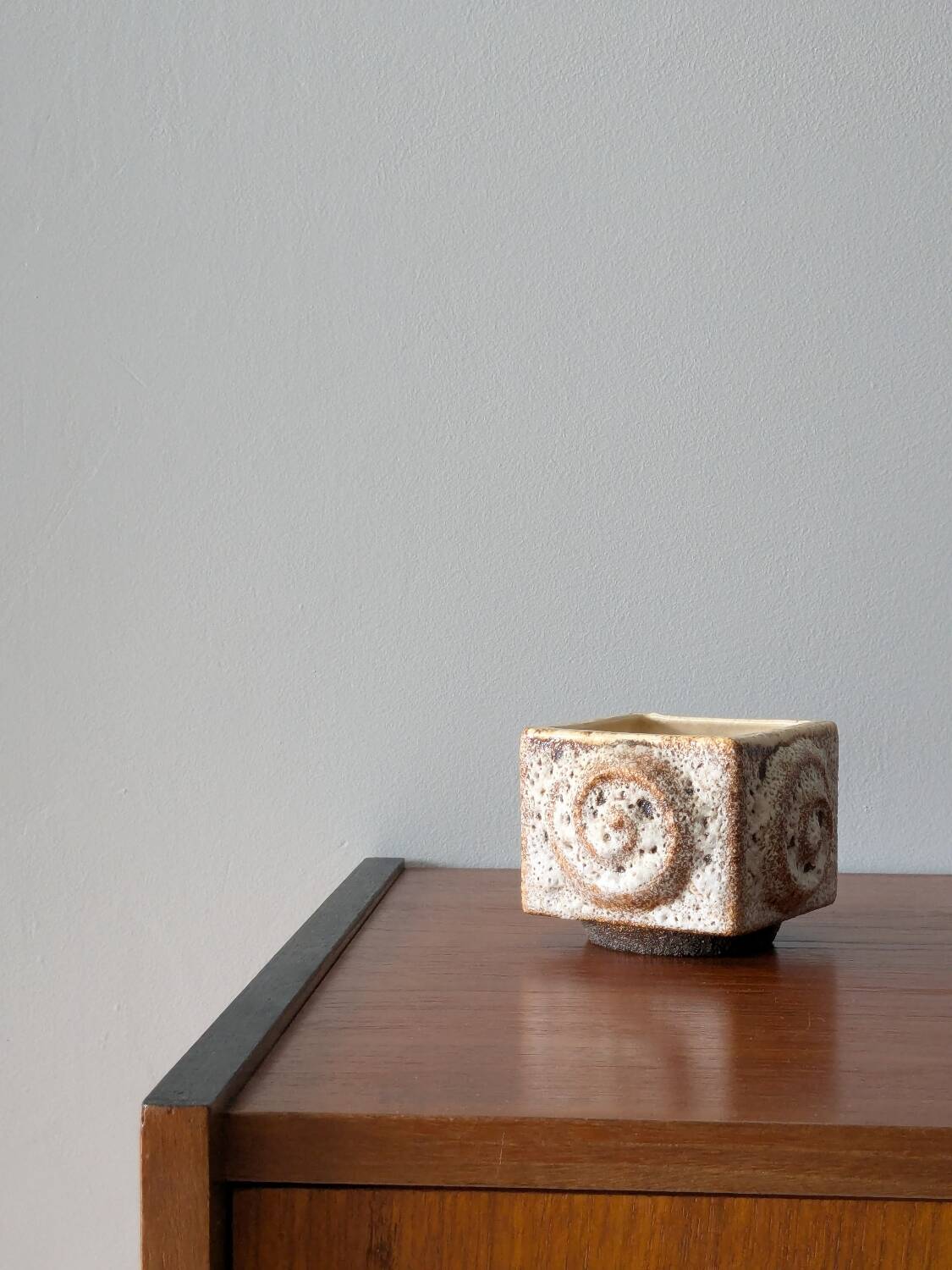 Fat lava style ceramic pot