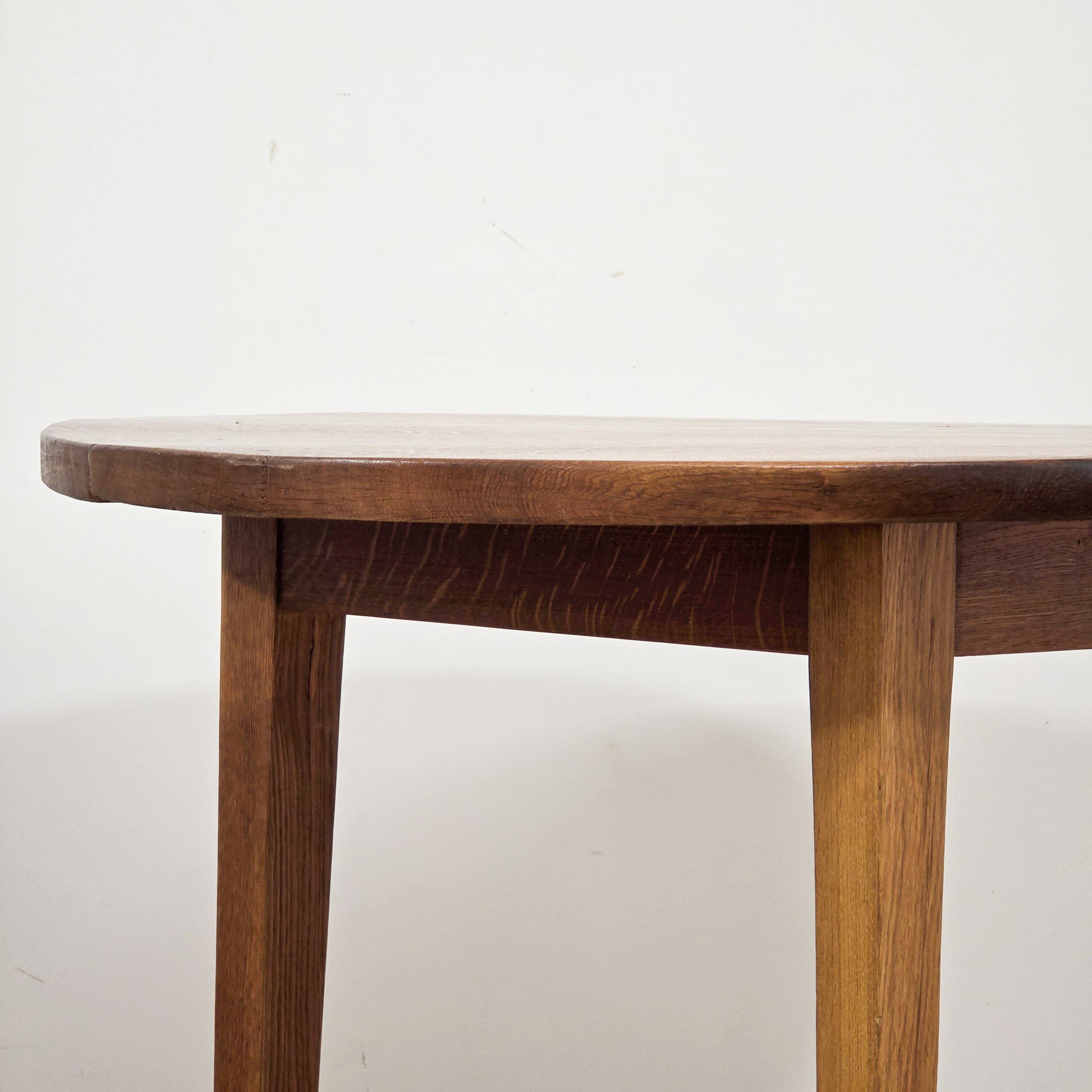 Beautiful solid oak dining table from the 1970s.