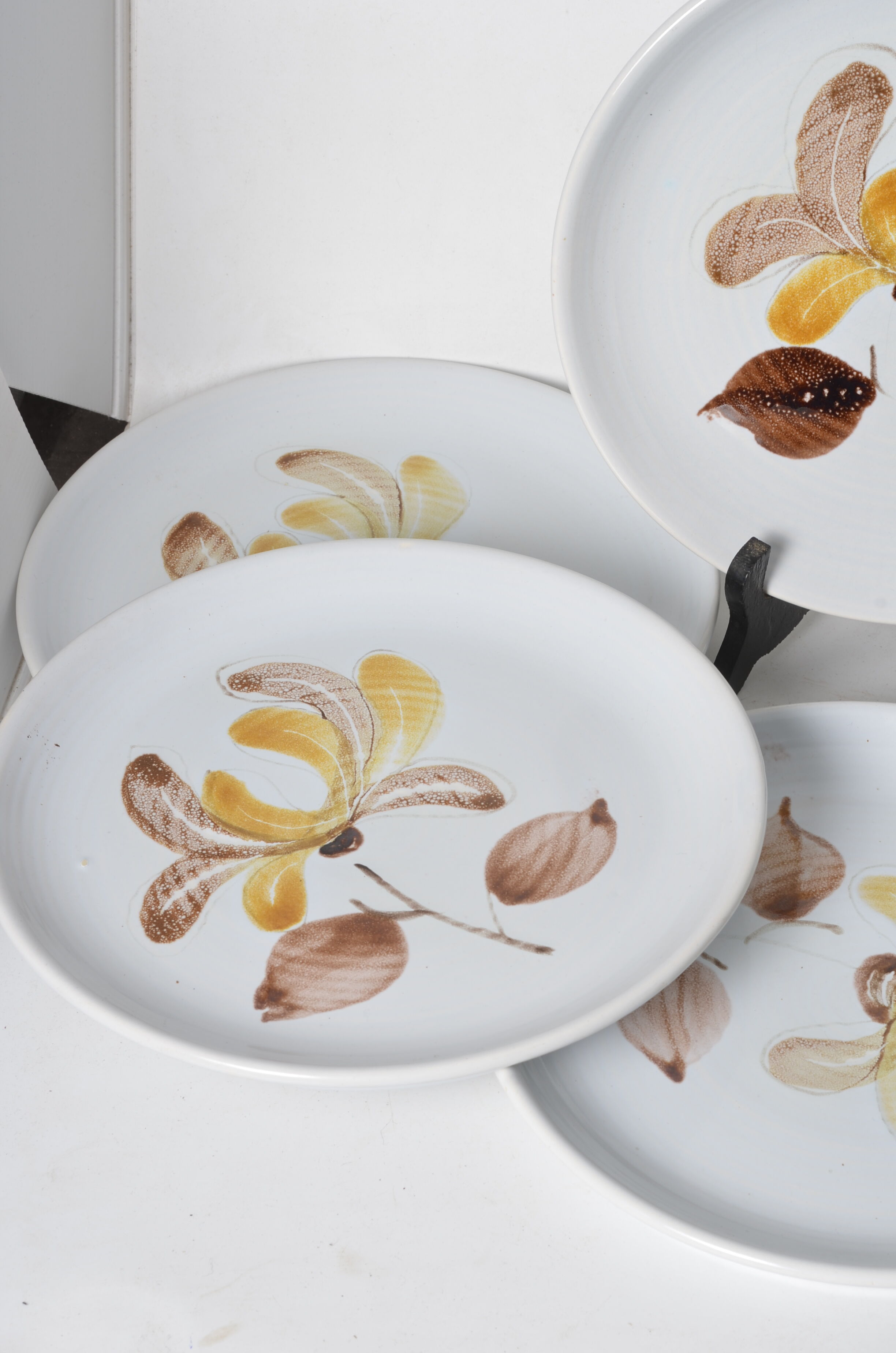 Flat plates in varnished stoneware iris pattern