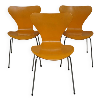 3 chaises jaunes série 7 par Arne Jacobsen éditées par Fritz Hansen, années 1980.
