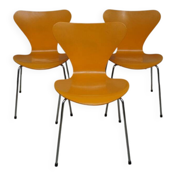 3 chaises jaunes série 7 par Arne Jacobsen éditées par Fritz Hansen, années 1980.