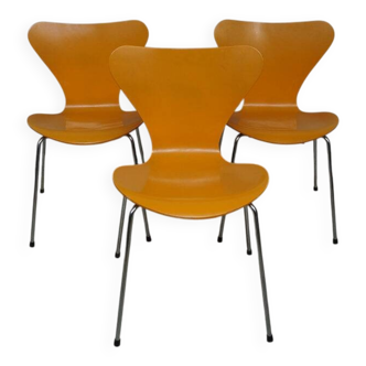 3 yellow chairs series 7 by Arne Jacobsen edited by Fritz Hansen, 1980s