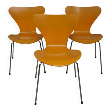 3 chaises jaunes série 7 par Arne Jacobsen éditées par Fritz Hansen, années 1980.