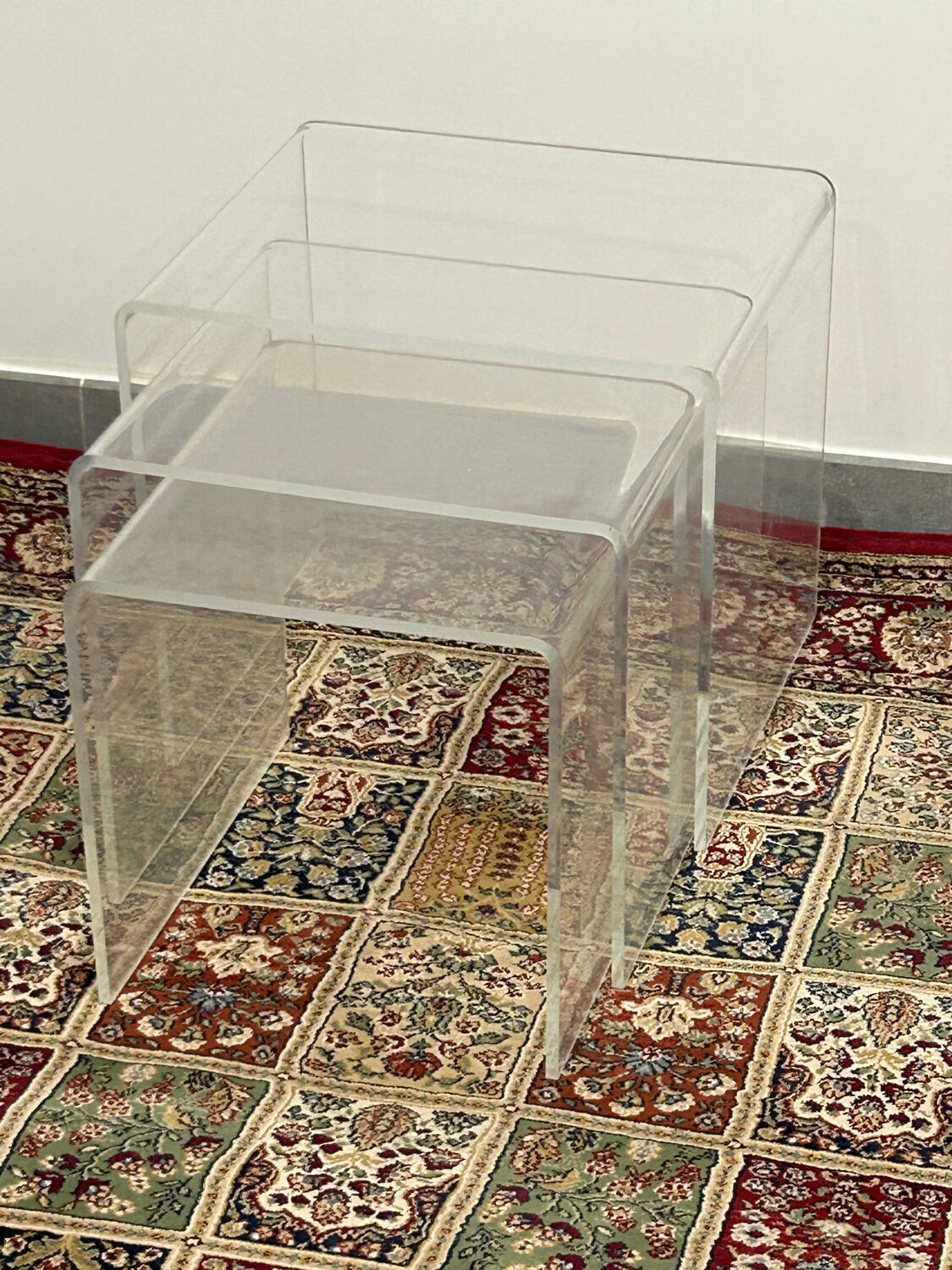 Set of 3 nesting tables in plexiglass.