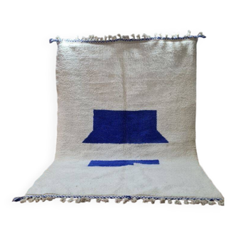 Tapis berbère minimaliste en laine, design épuré avec motifs bleus