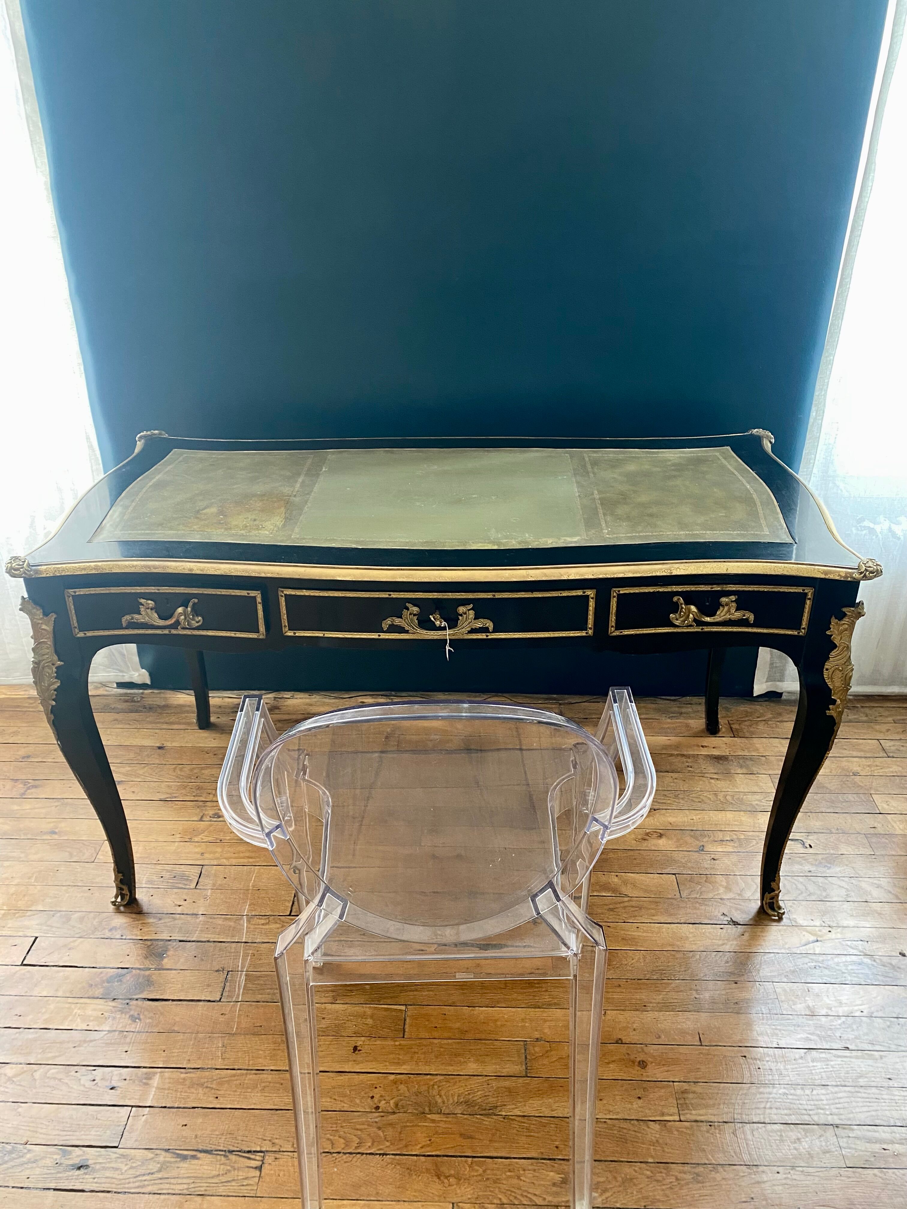 Bureau Louis XV  en bois noirci