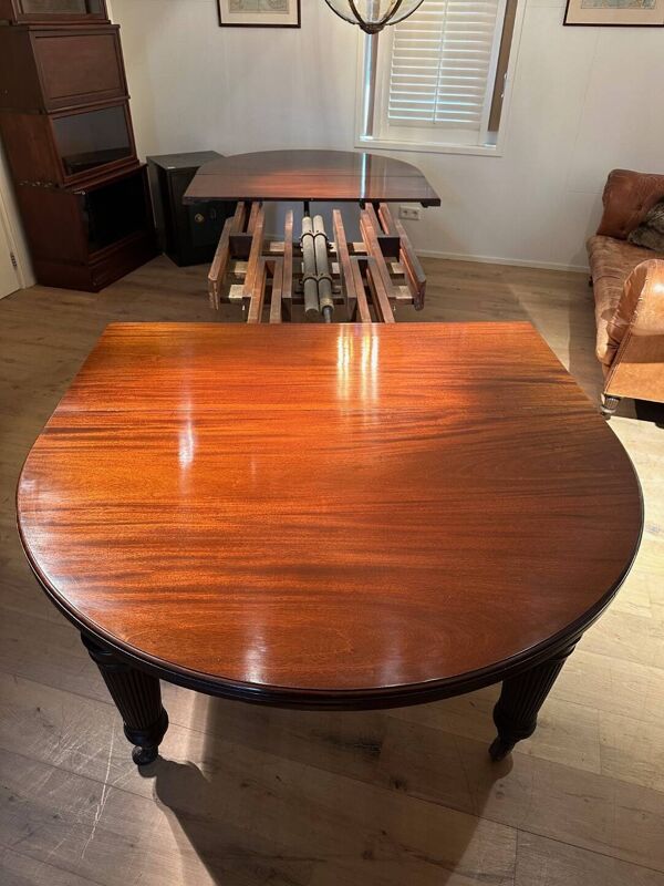 Très grande table à manger ancienne